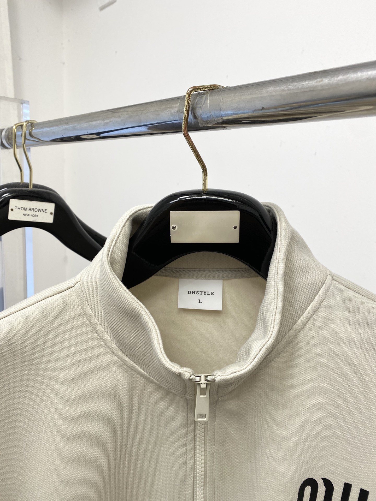 MIU MIU、2025新品卫衣外套，帅气时尚，胸前精致刺绣字母logo，简约百搭款。面料棉 不仅挺括，