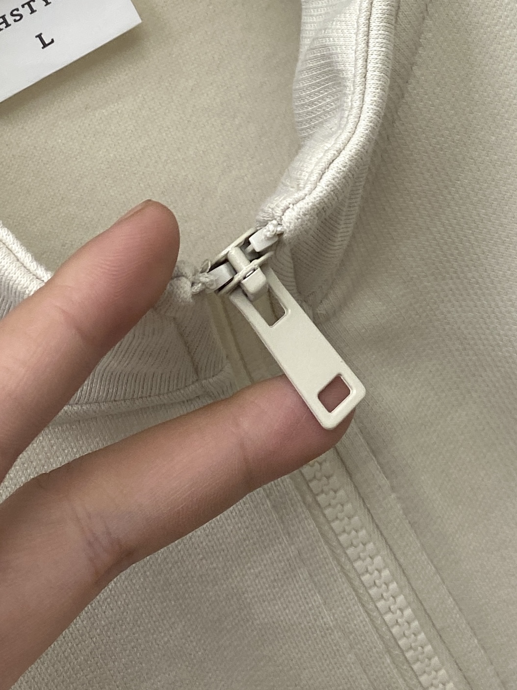 MIU MIU、2025新品卫衣外套，帅气时尚，胸前精致刺绣字母logo，简约百搭款。面料棉 不仅挺括，