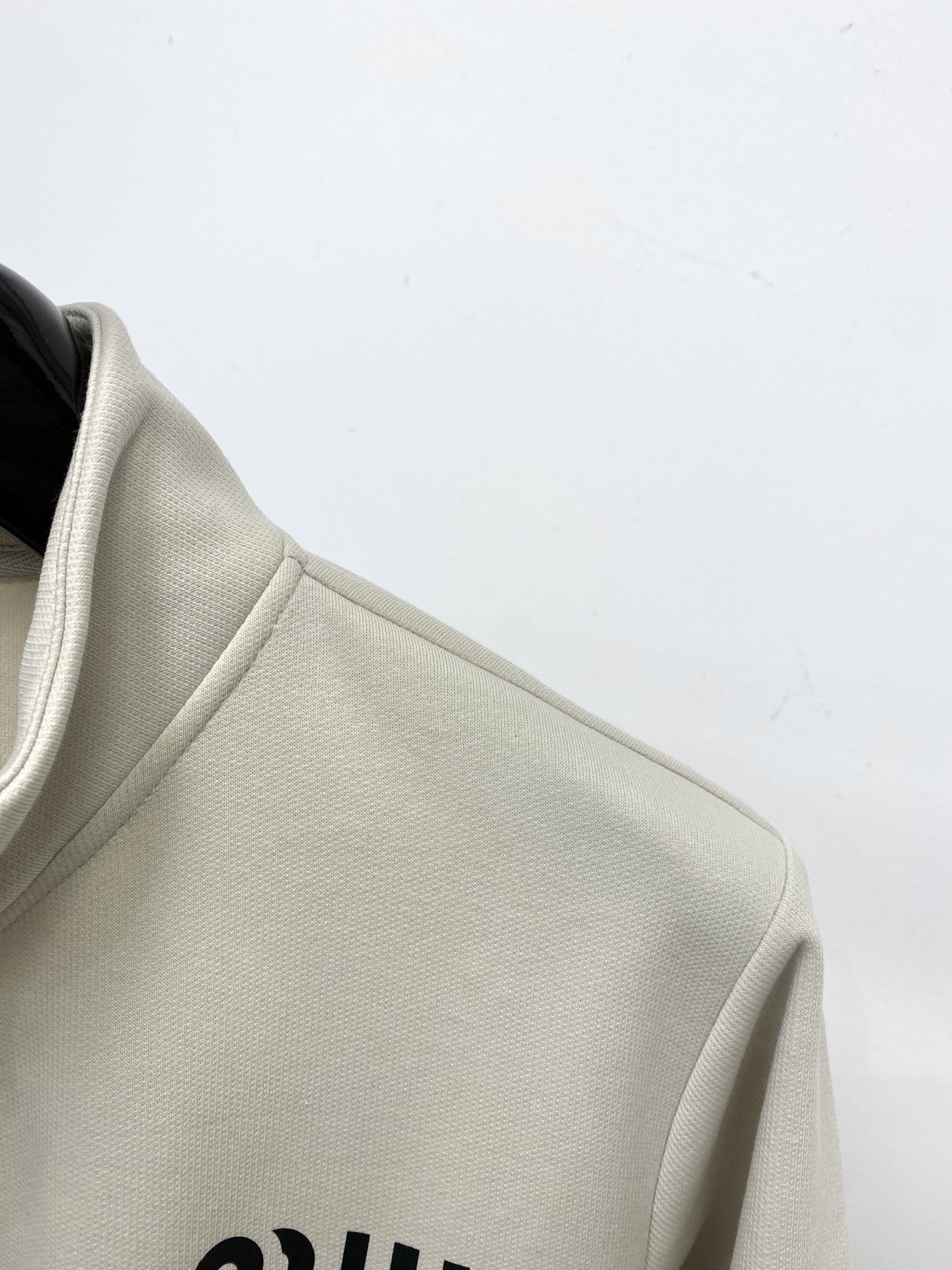 MIU MIU、2025新品卫衣外套，帅气时尚，胸前精致刺绣字母logo，简约百搭款。面料棉 不仅挺括，