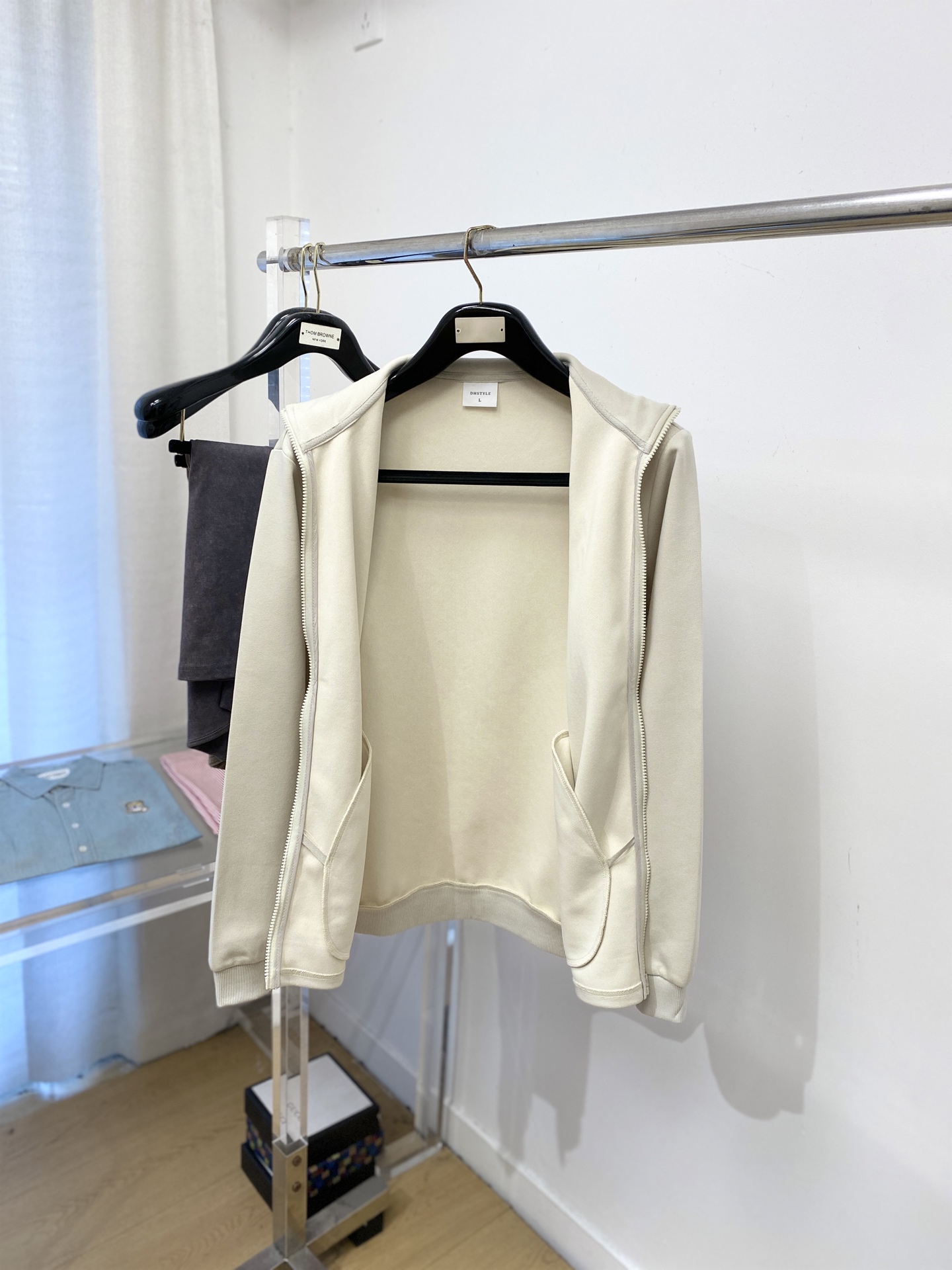 MIU MIU、2025新品卫衣外套，帅气时尚，胸前精致刺绣字母logo，简约百搭款。面料棉 不仅挺括，