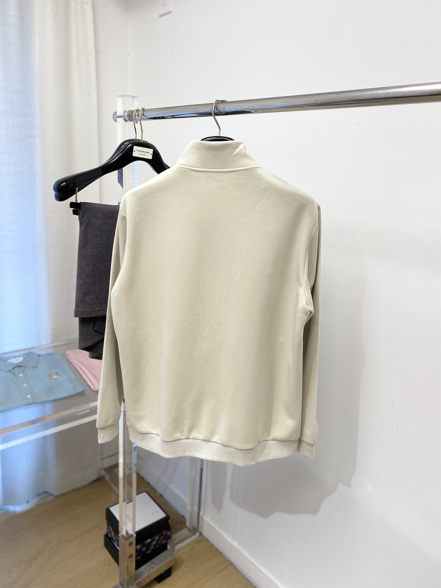 MIU MIU、2025新品卫衣外套，帅气时尚，胸前精致刺绣字母logo，简约百搭款。面料棉 不仅挺括，