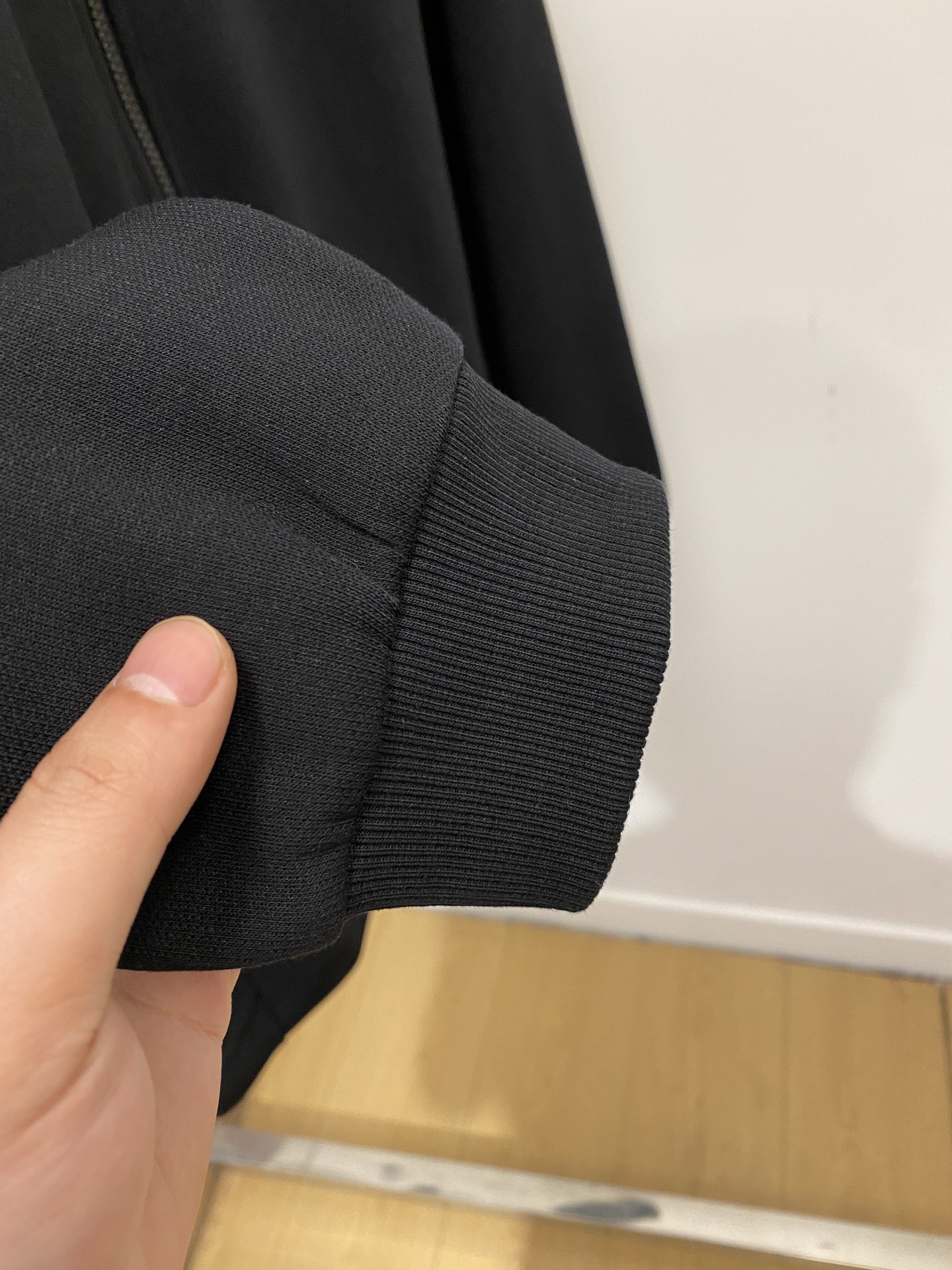 DESCENTE迪桑特、2025新品卫衣外套，帅气时尚，胸前精致刺绣图案logo，简约百搭款。面料棉 不