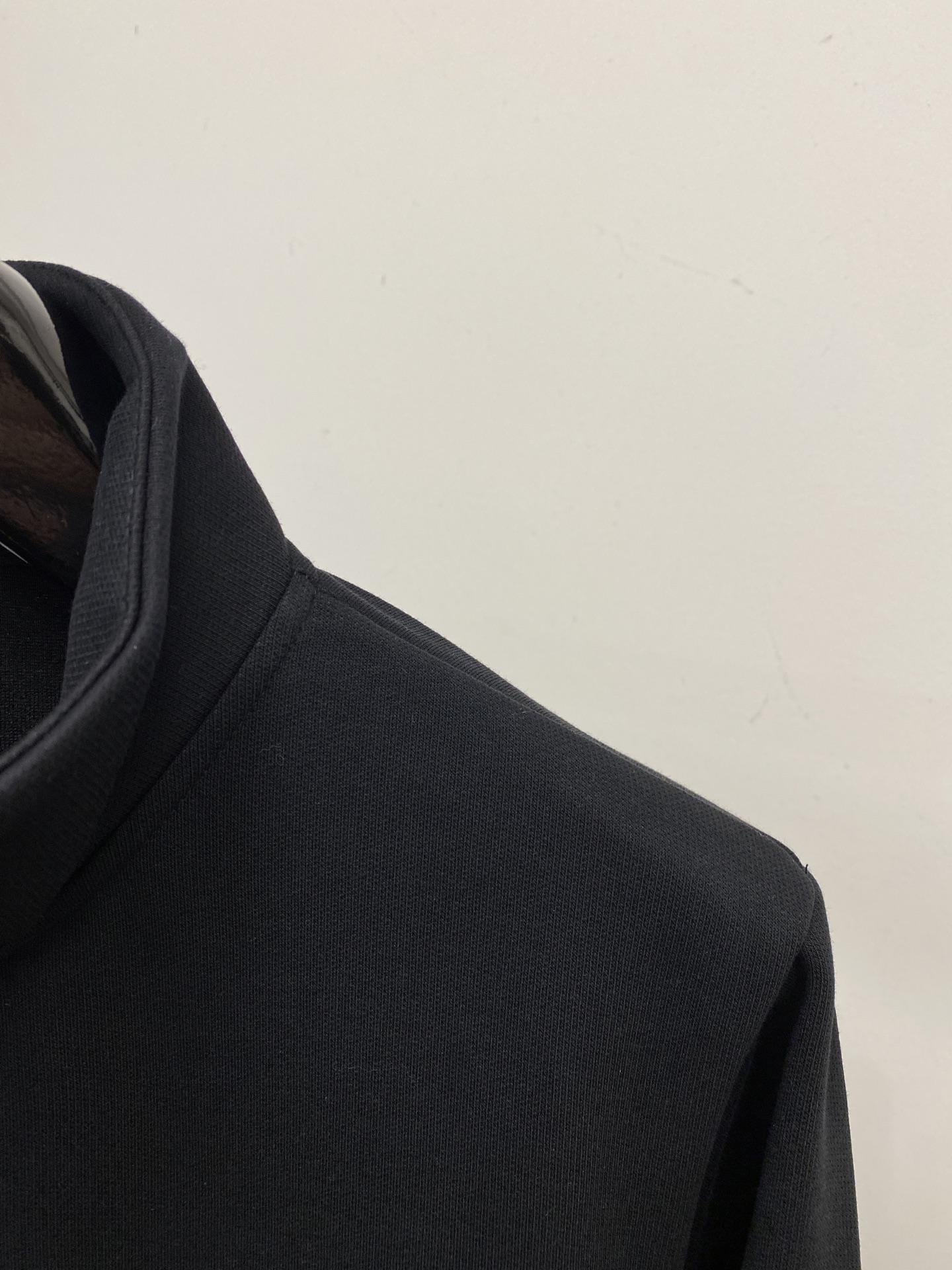 DESCENTE迪桑特、2025新品卫衣外套，帅气时尚，胸前精致刺绣图案logo，简约百搭款。面料棉 不