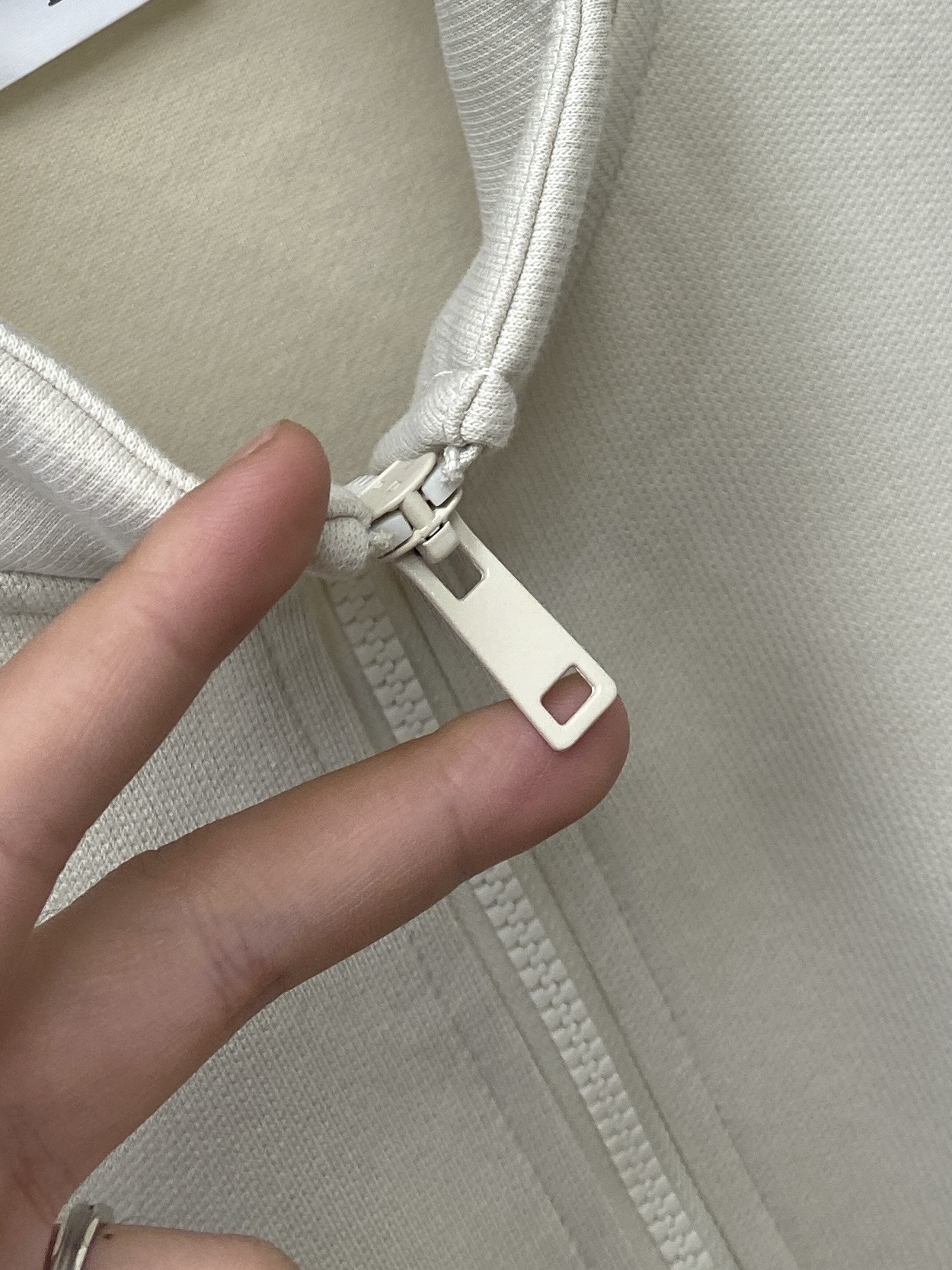 DESCENTE迪桑特、2025新品卫衣外套，帅气时尚，胸前精致刺绣图案logo，简约百搭款。面料棉 不