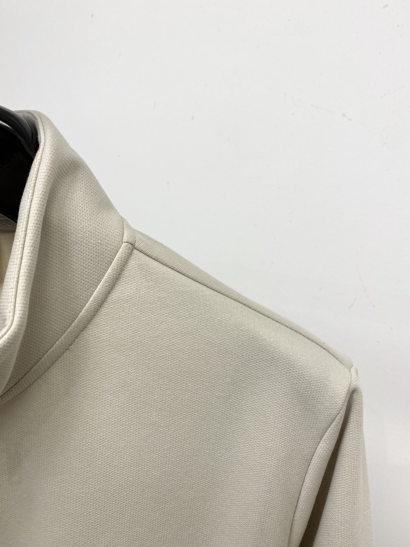 DESCENTE迪桑特、2025新品卫衣外套，帅气时尚，胸前精致刺绣图案logo，简约百搭款。面料棉 不