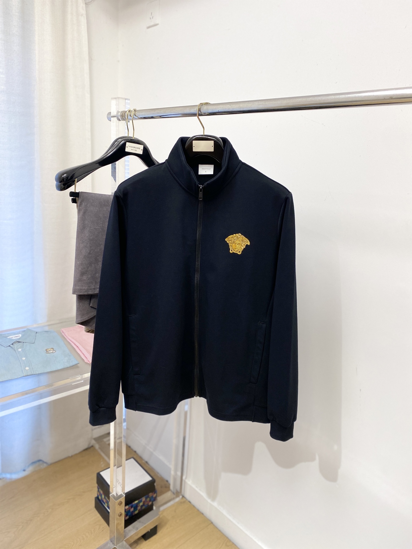 范思哲、2025新品卫衣外套，帅气时尚，胸前精致刺绣图案logo，简约百搭款。面料棉 不仅挺括，保持潮流