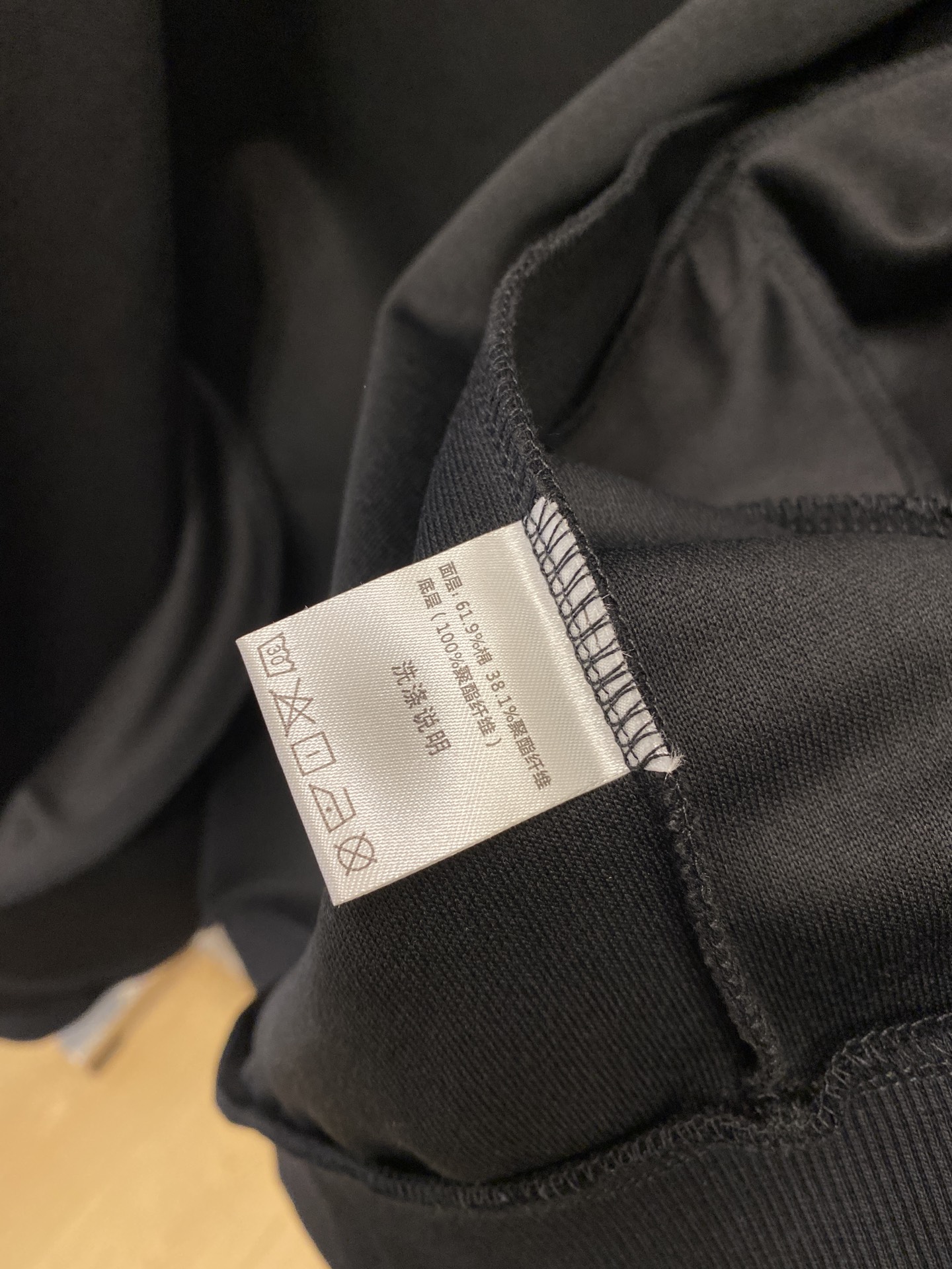 范思哲、2025新品卫衣外套，帅气时尚，胸前精致刺绣图案logo，简约百搭款。面料棉 不仅挺括，保持潮流