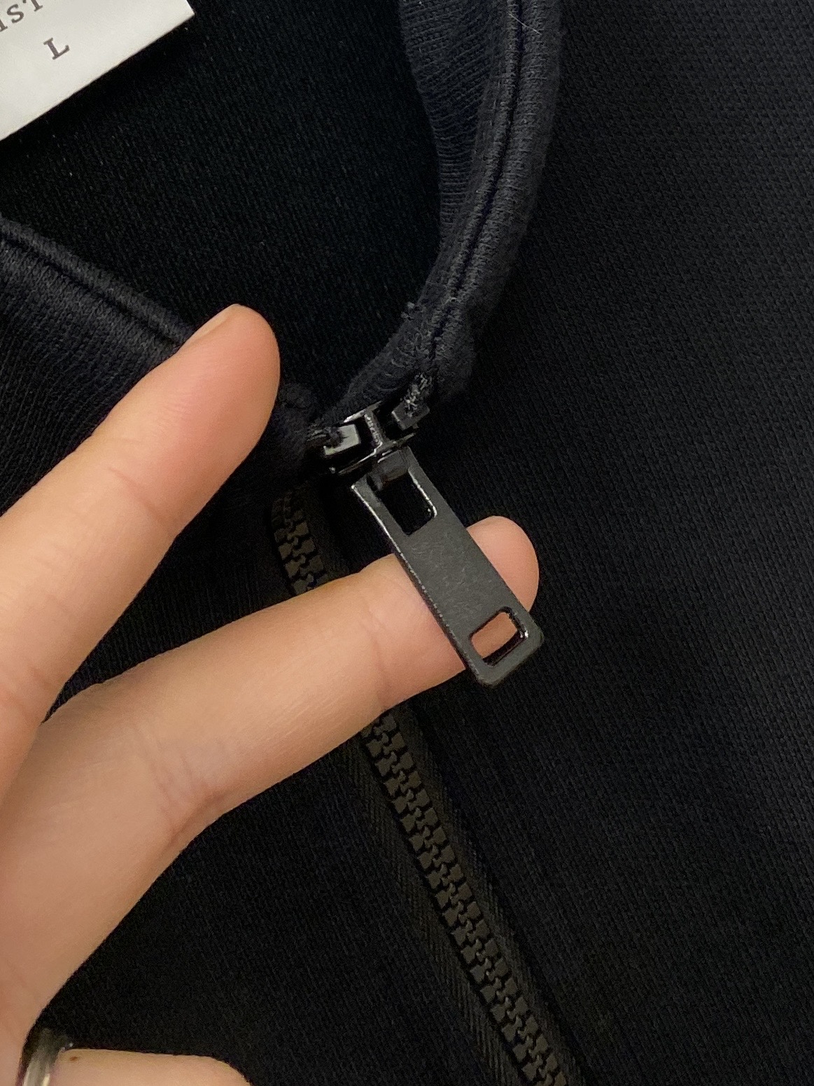 范思哲、2025新品卫衣外套，帅气时尚，胸前精致刺绣图案logo，简约百搭款。面料棉 不仅挺括，保持潮流