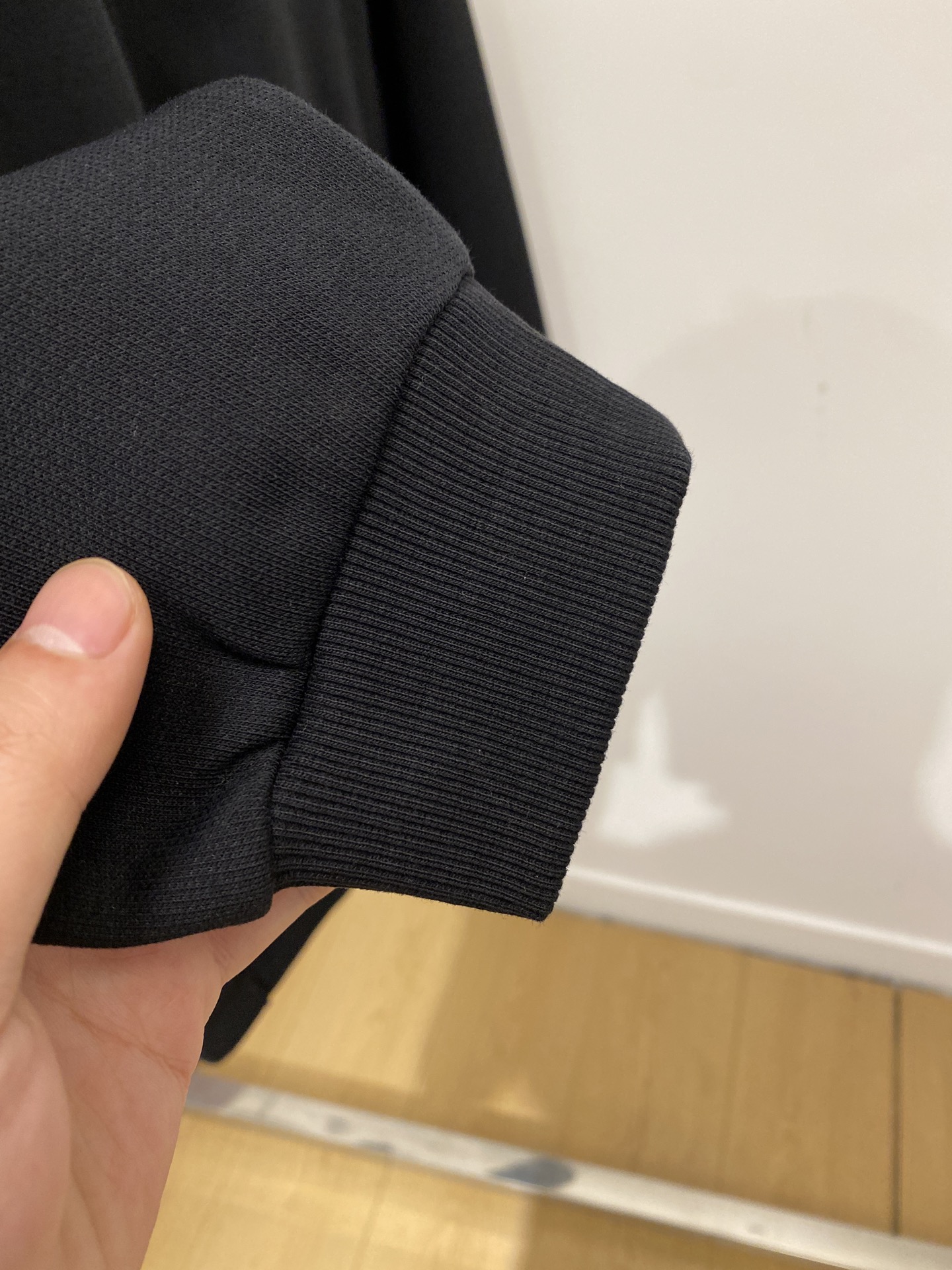 范思哲、2025新品卫衣外套，帅气时尚，胸前精致刺绣图案logo，简约百搭款。面料棉 不仅挺括，保持潮流