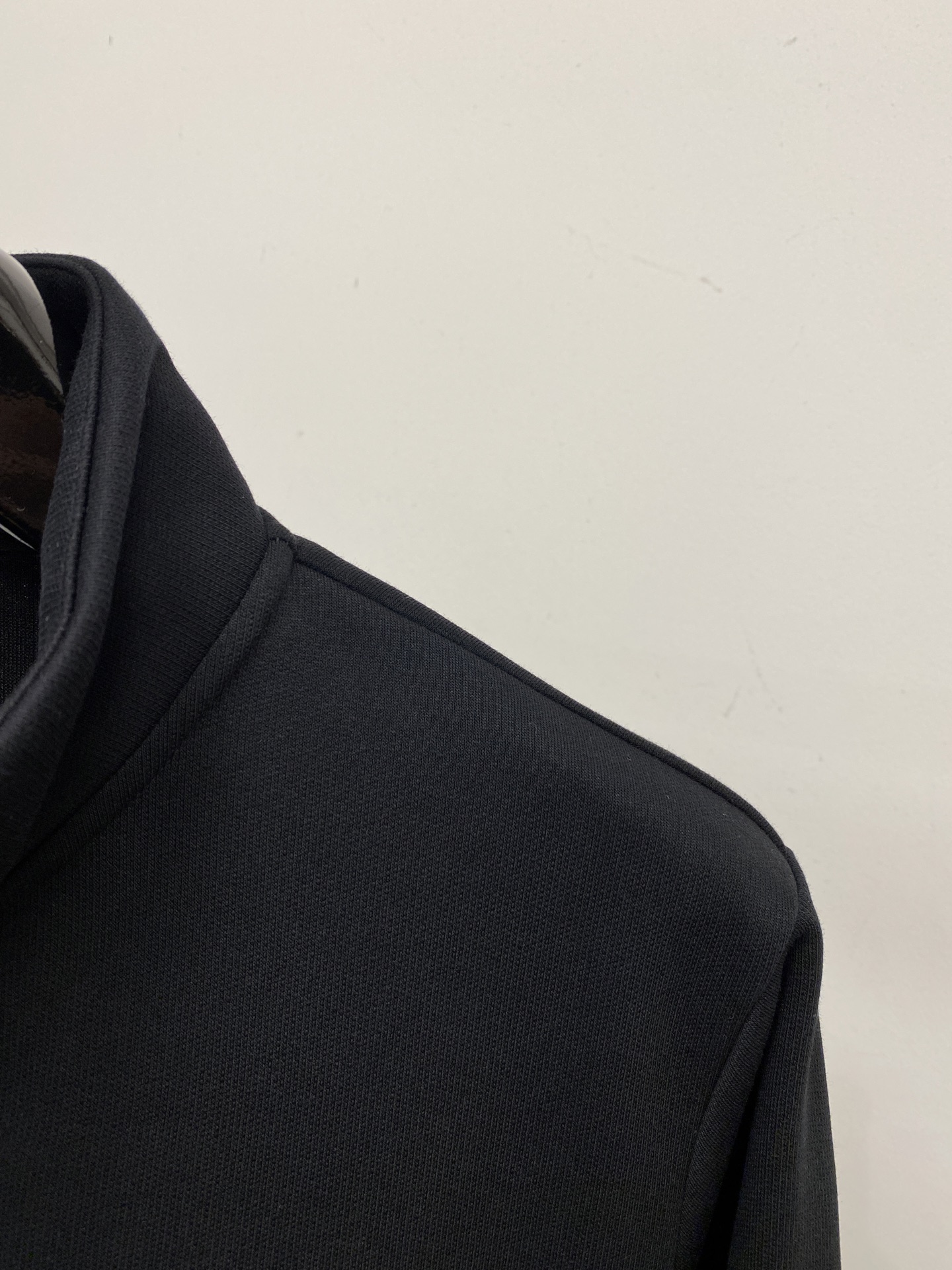 范思哲、2025新品卫衣外套，帅气时尚，胸前精致刺绣图案logo，简约百搭款。面料棉 不仅挺括，保持潮流