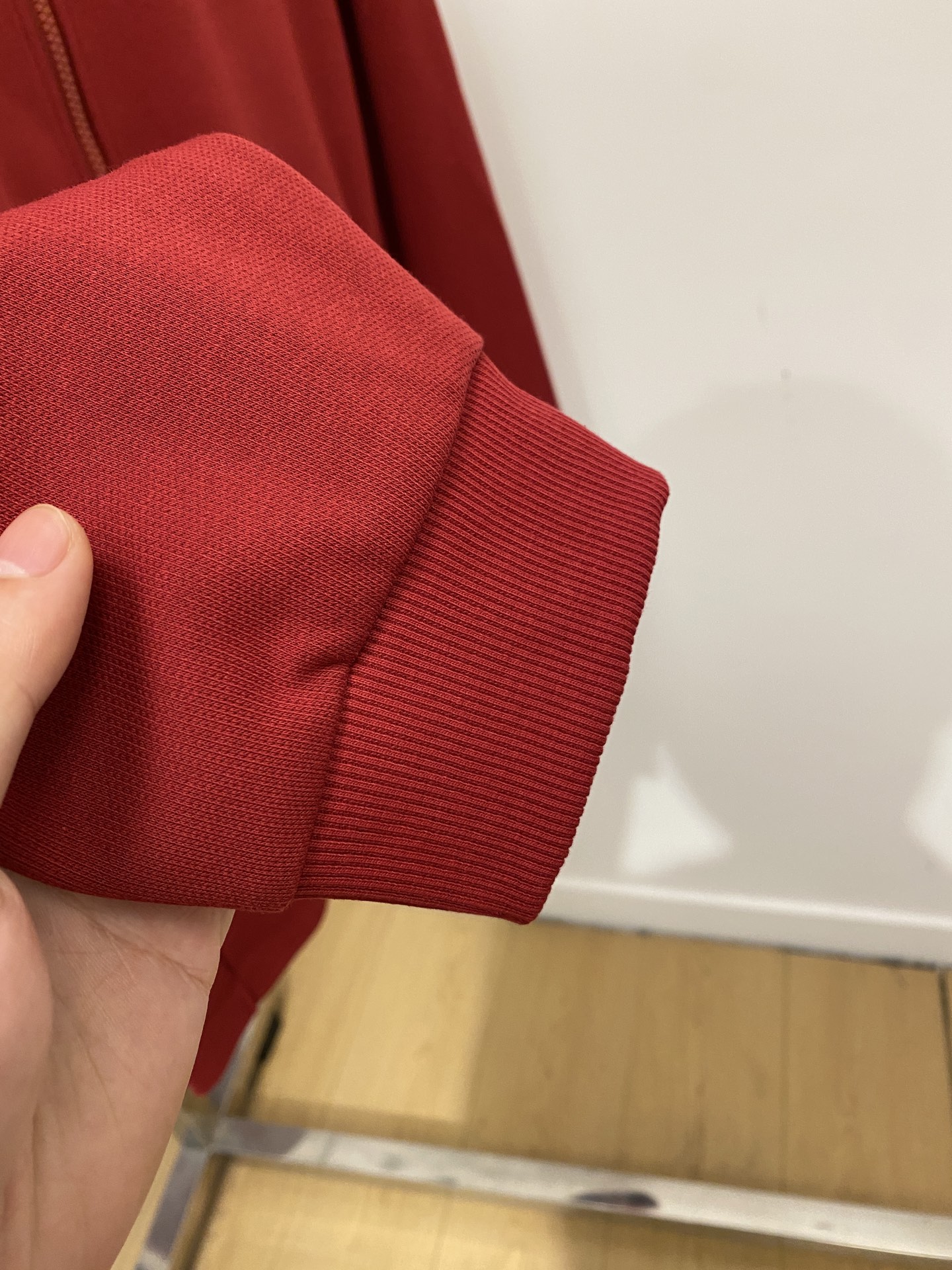 范思哲、2025新品卫衣外套，帅气时尚，胸前精致刺绣图案logo，简约百搭款。面料棉 不仅挺括，保持潮流