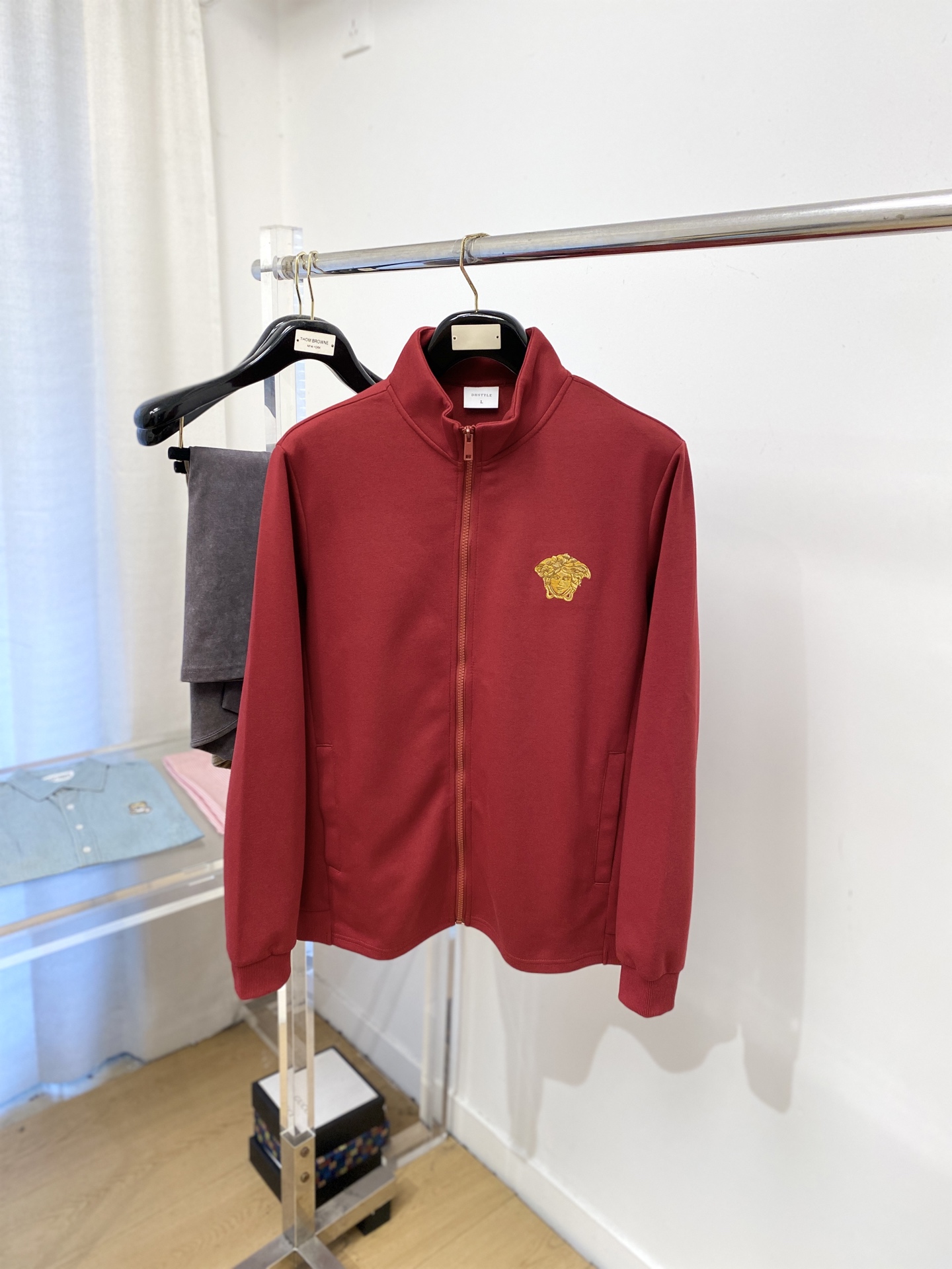 范思哲、2025新品卫衣外套，帅气时尚，胸前精致刺绣图案logo，简约百搭款。面料棉 不仅挺括，保持潮流