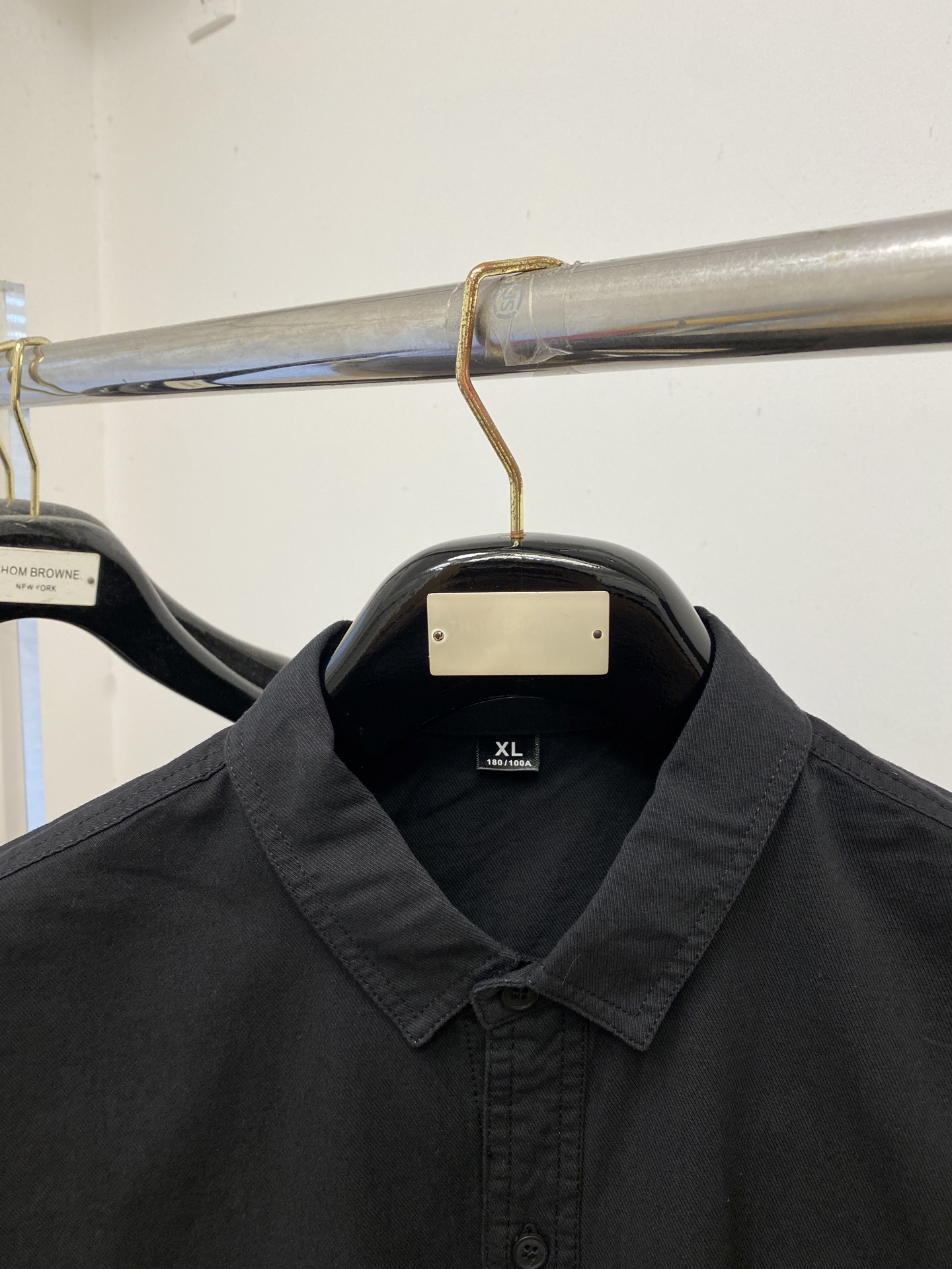 ￼ 爱马仕、2025新品衬衫，时尚帅气，简约百搭款，定制原版面料，不仅挺括，保持潮流的廓形，又穿着舒适，