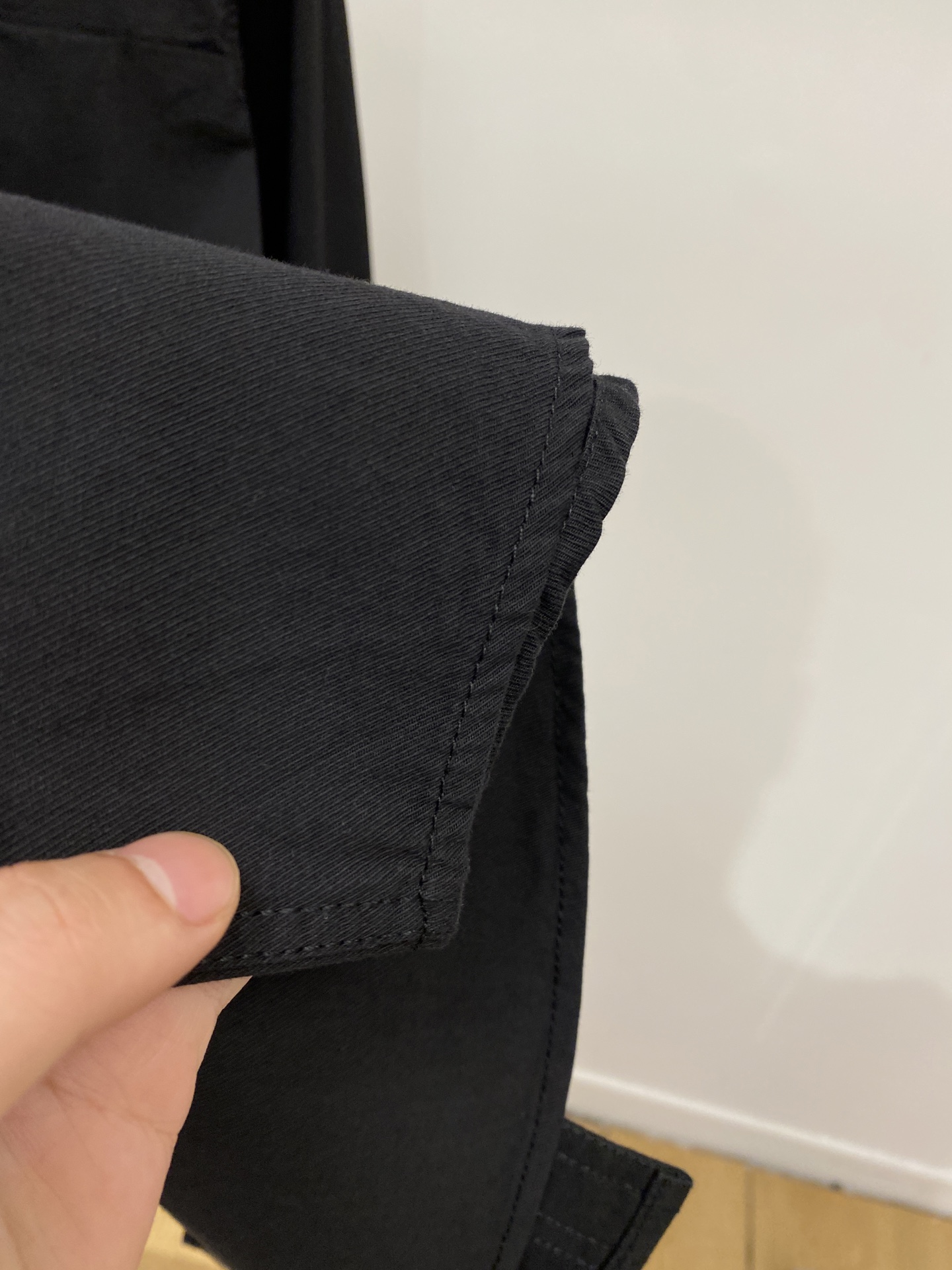 ￼ 爱马仕、2025新品衬衫，时尚帅气，简约百搭款，定制原版面料，不仅挺括，保持潮流的廓形，又穿着舒适，