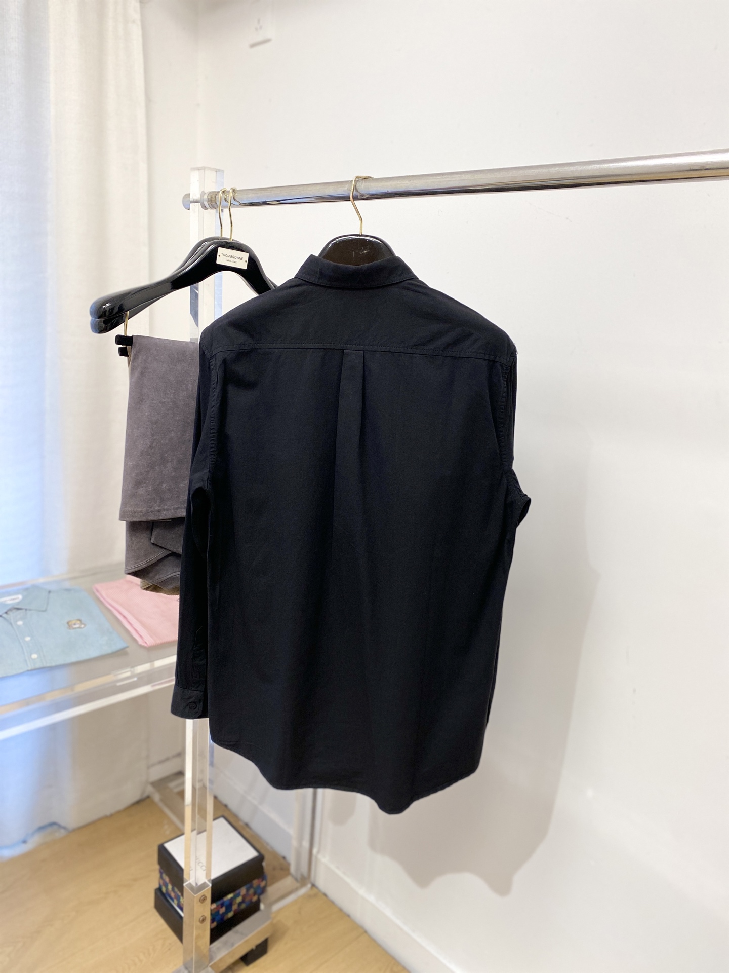 ￼ 爱马仕、2025新品衬衫，时尚帅气，简约百搭款，定制原版面料，不仅挺括，保持潮流的廓形，又穿着舒适，