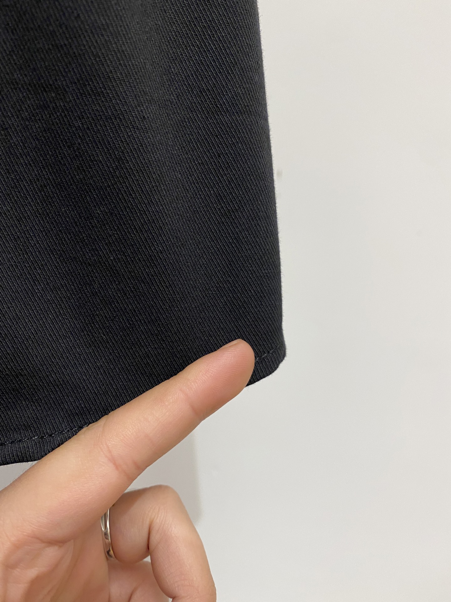 ￼ 爱马仕、2025新品衬衫，时尚帅气，简约百搭款，定制原版面料，不仅挺括，保持潮流的廓形，又穿着舒适，