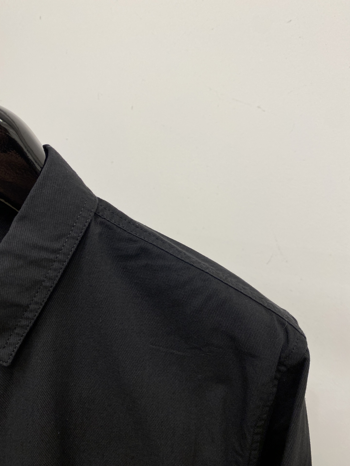 ￼ 爱马仕、2025新品衬衫，时尚帅气，简约百搭款，定制原版面料，不仅挺括，保持潮流的廓形，又穿着舒适，