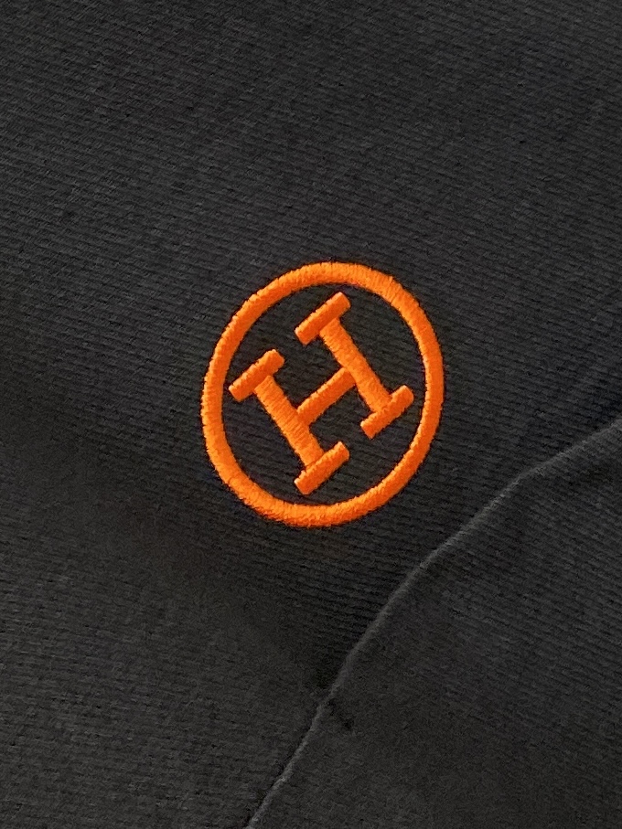 ￼ 爱马仕、2025新品衬衫，时尚帅气，简约百搭款，定制原版面料，不仅挺括，保持潮流的廓形，又穿着舒适，