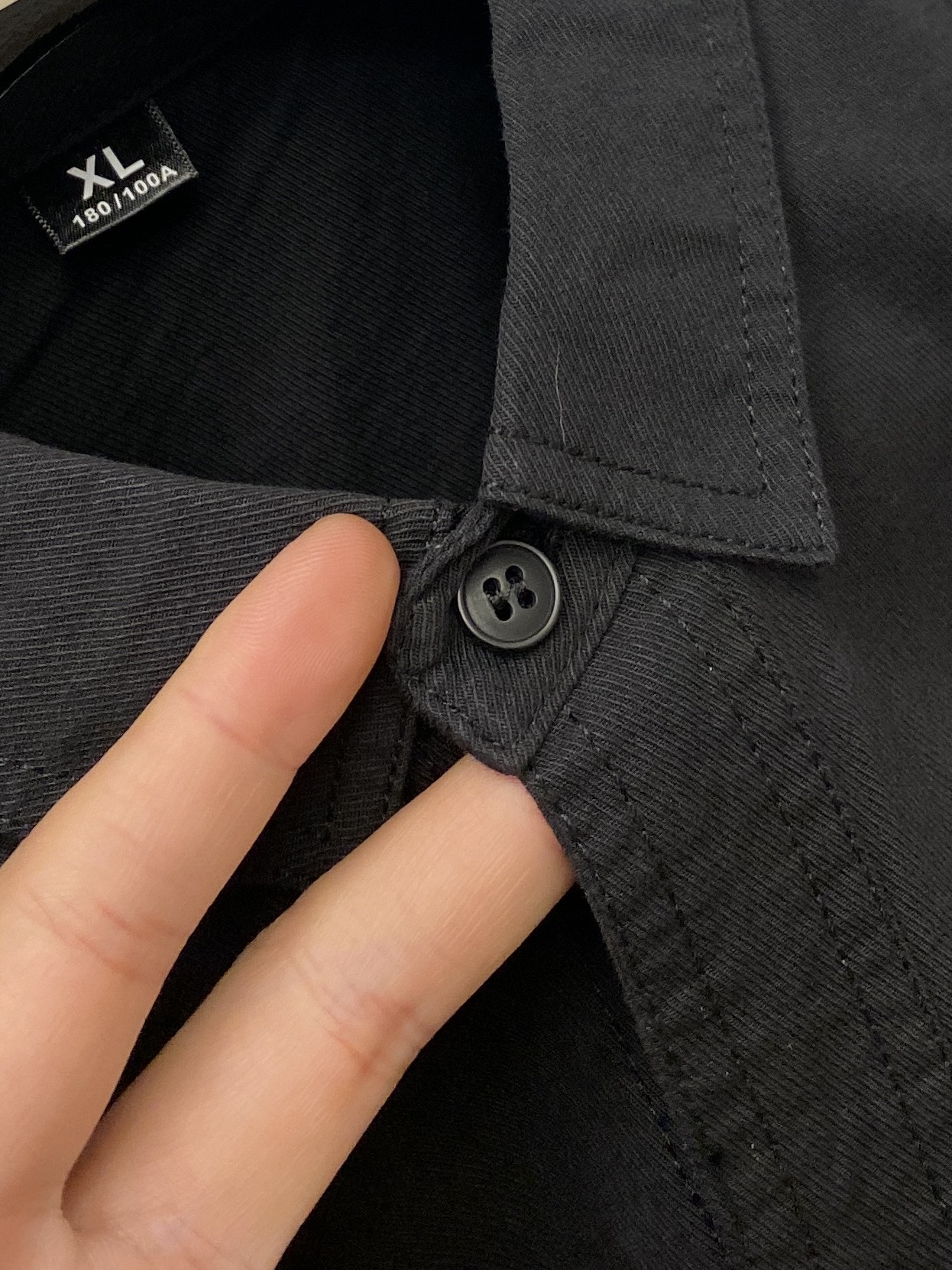 ￼ 爱马仕、2025新品衬衫，时尚帅气，简约百搭款，定制原版面料，不仅挺括，保持潮流的廓形，又穿着舒适，