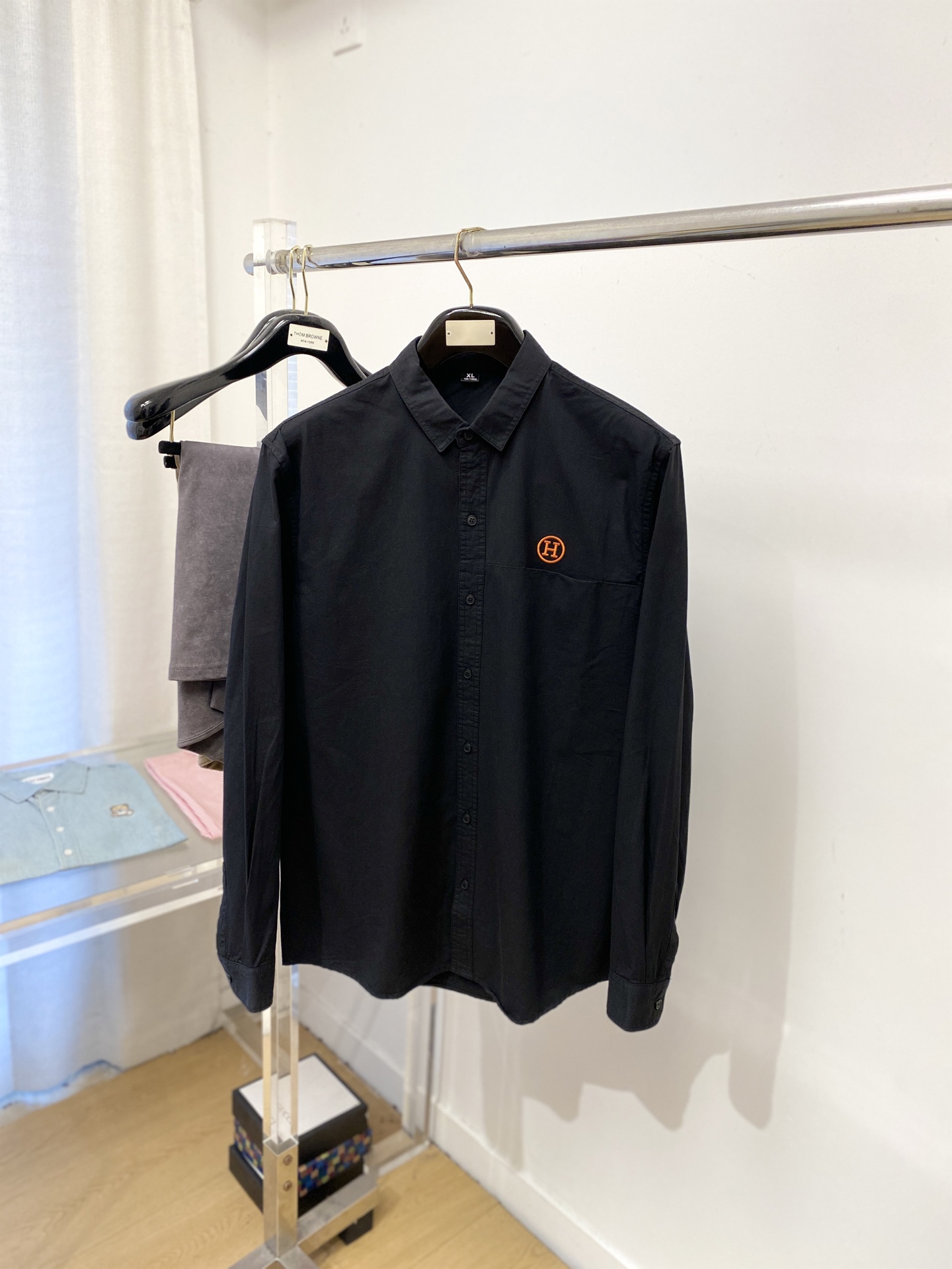 ￼ 爱马仕、2025新品衬衫，时尚帅气，简约百搭款，定制原版面料，不仅挺括，保持潮流的廓形，又穿着舒适，