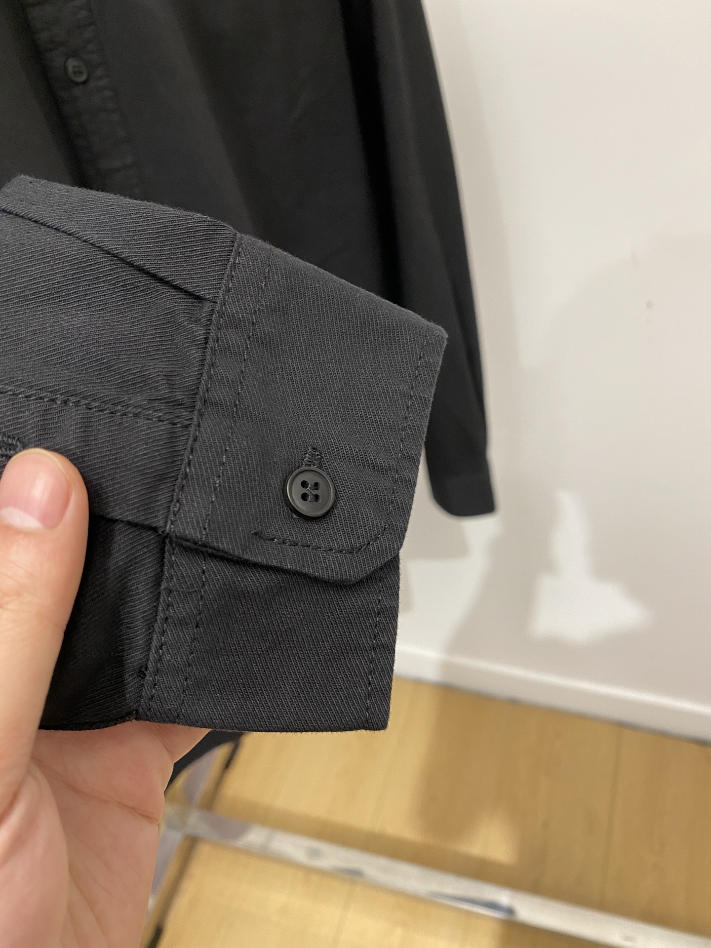 ￼ 爱马仕、2025新品衬衫，时尚帅气，简约百搭款，定制原版面料，不仅挺括，保持潮流的廓形，又穿着舒适，