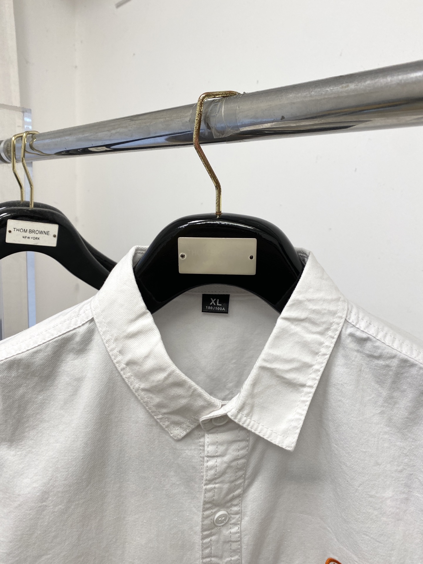 爱马仕、2025新品衬衫，时尚帅气，简约百搭款，定制原版面料，不仅挺括，保持潮流的廓形，又穿着舒适，纱织