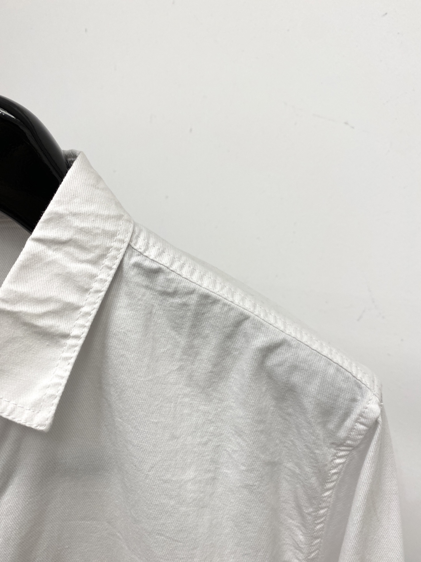 爱马仕、2025新品衬衫，时尚帅气，简约百搭款，定制原版面料，不仅挺括，保持潮流的廓形，又穿着舒适，纱织