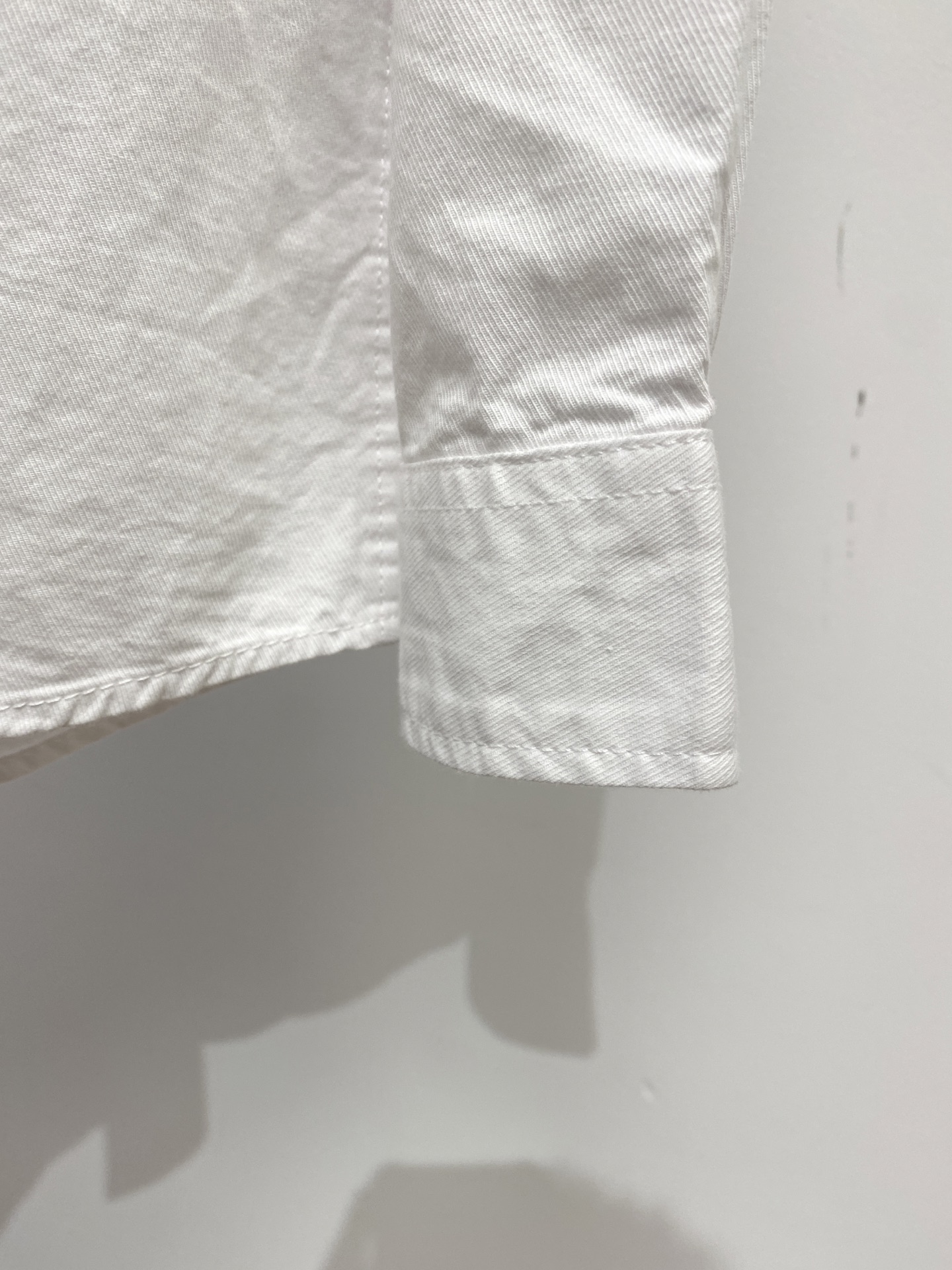 爱马仕、2025新品衬衫，时尚帅气，简约百搭款，定制原版面料，不仅挺括，保持潮流的廓形，又穿着舒适，纱织