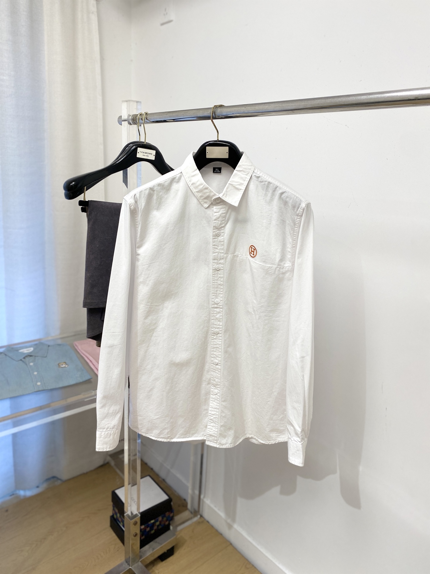 爱马仕、2025新品衬衫，时尚帅气，简约百搭款，定制原版面料，不仅挺括，保持潮流的廓形，又穿着舒适，纱织