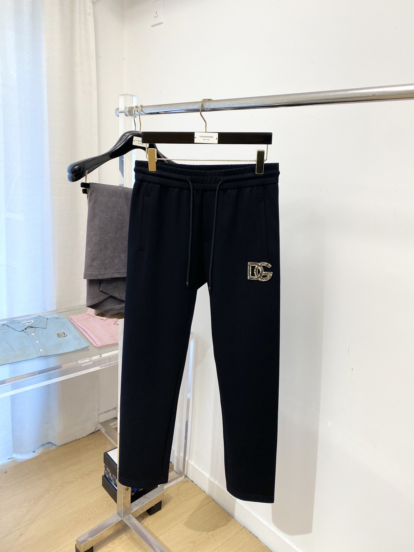 ￼DG、2025爆款休闲裤 高弹显瘦必爆简约百搭爆款，做工精细，每一针都看得到用心，超多明星网红最爱 拉