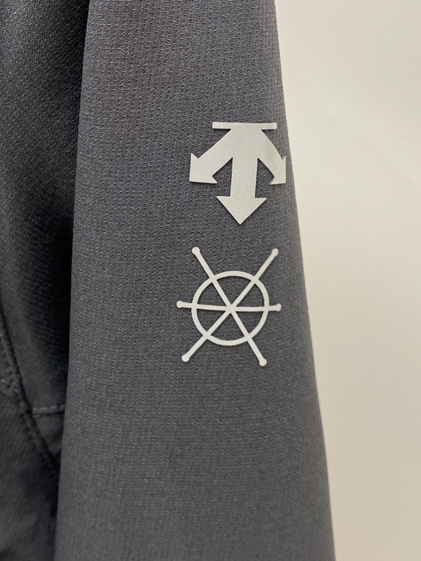 DESCENTE迪桑特、 2025新品夹克外套，时尚帅气，简约百搭款，肩部顶级印胶图案logo，定制原版