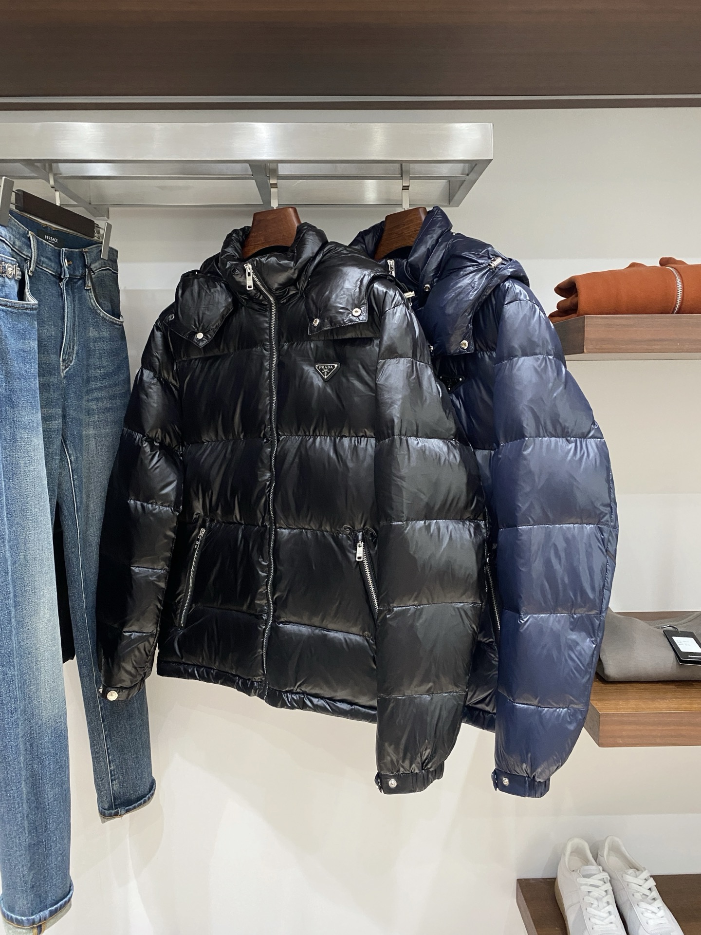 普拉达、2025最新款男士轻薄羽绒服、面料柔软舒适 ．上身版型超赞 ．拉链．辅料都是客供 、进口面料，轻