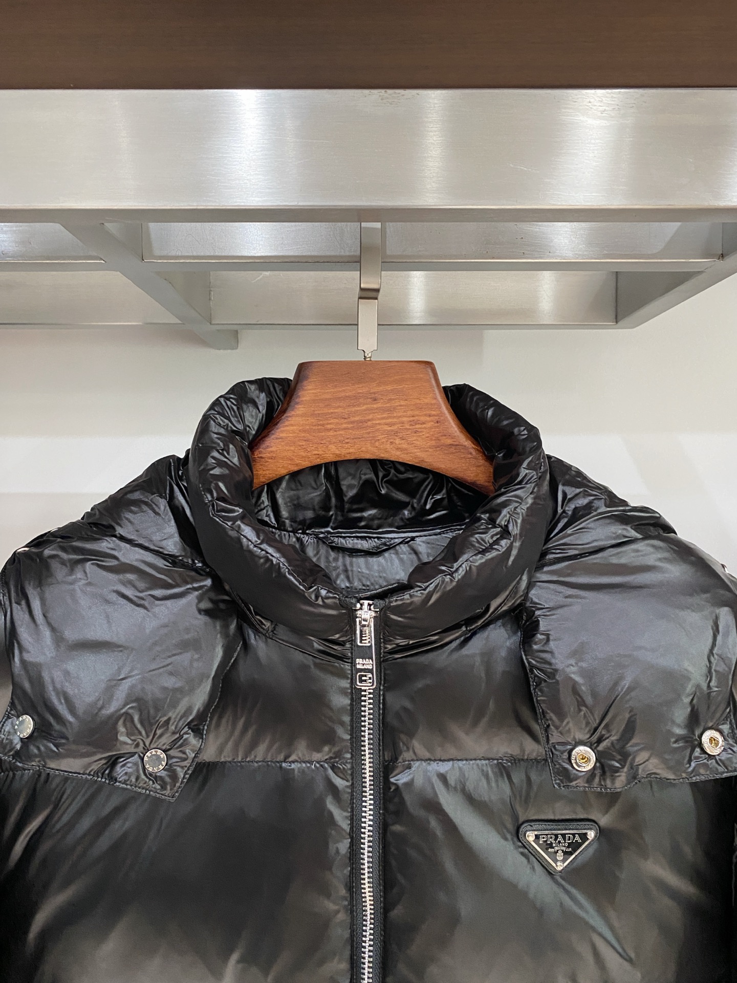 普拉达、2025最新款男士轻薄羽绒服、面料柔软舒适 ．上身版型超赞 ．拉链．辅料都是客供 、进口面料，轻