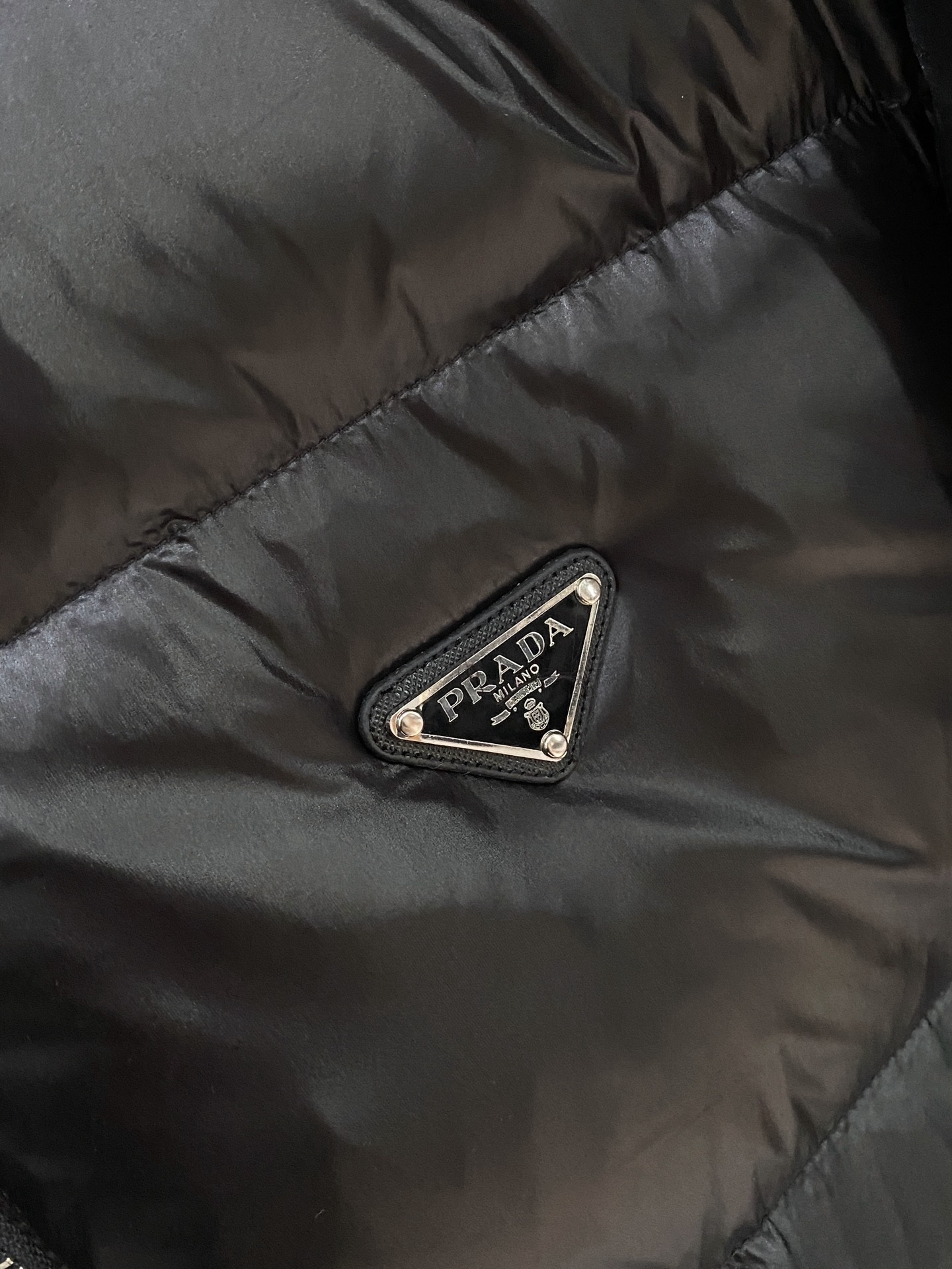 普拉达、2025最新款男士轻薄羽绒服、面料柔软舒适 ．上身版型超赞 ．拉链．辅料都是客供 、进口面料，轻