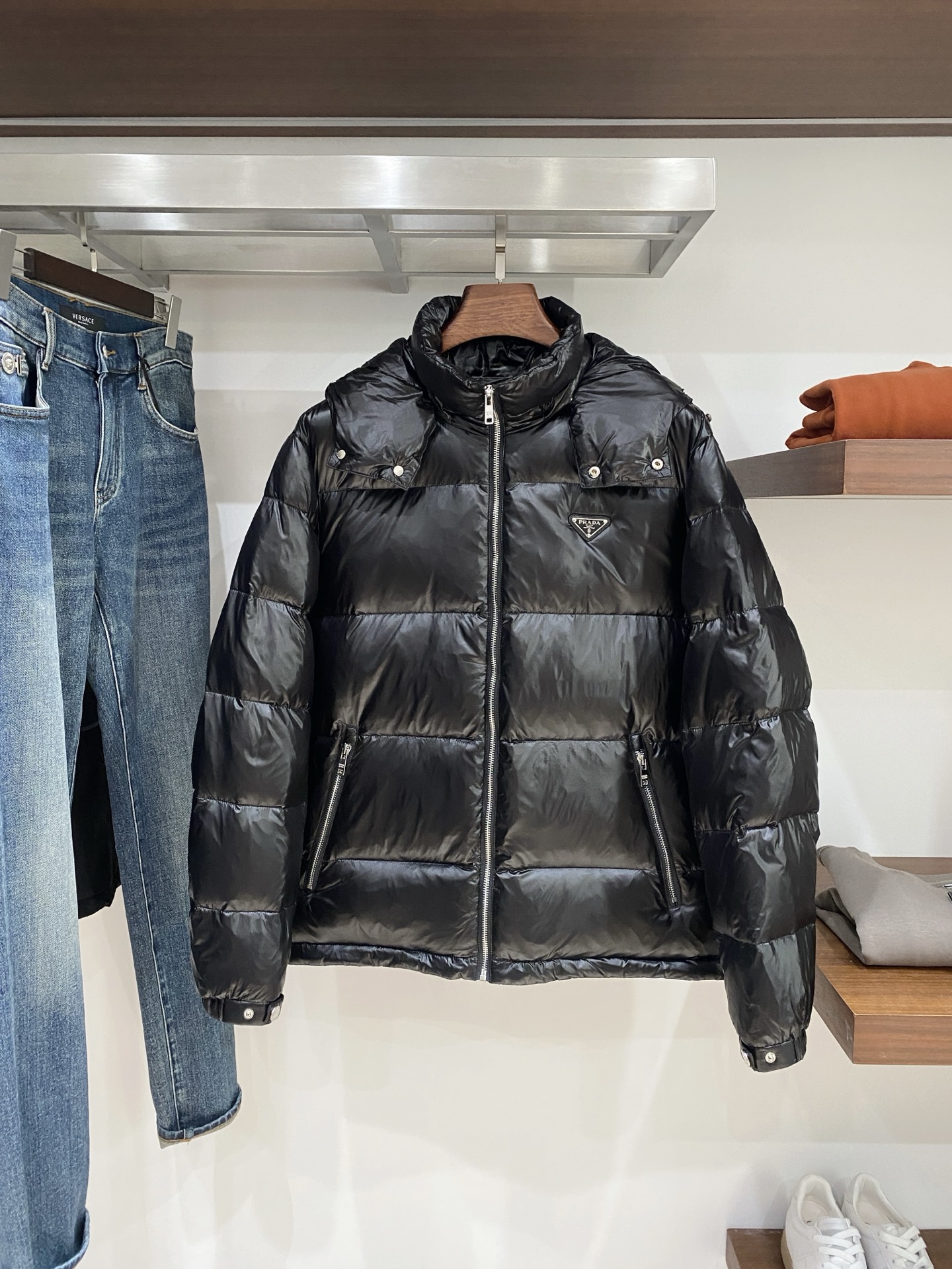 普拉达、2025最新款男士轻薄羽绒服、面料柔软舒适 ．上身版型超赞 ．拉链．辅料都是客供 、进口面料，轻
