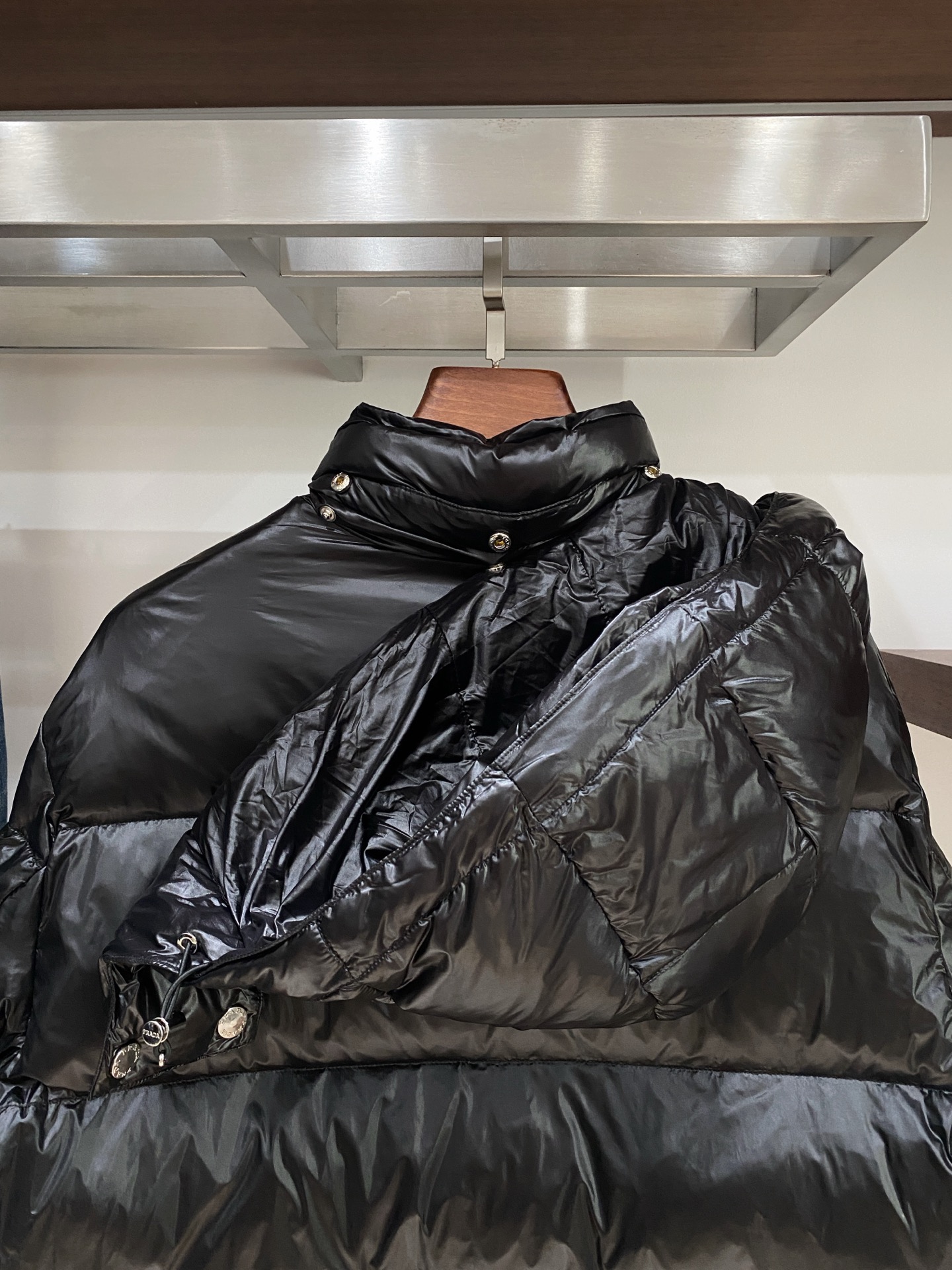 普拉达、2025最新款男士轻薄羽绒服、面料柔软舒适 ．上身版型超赞 ．拉链．辅料都是客供 、进口面料，轻