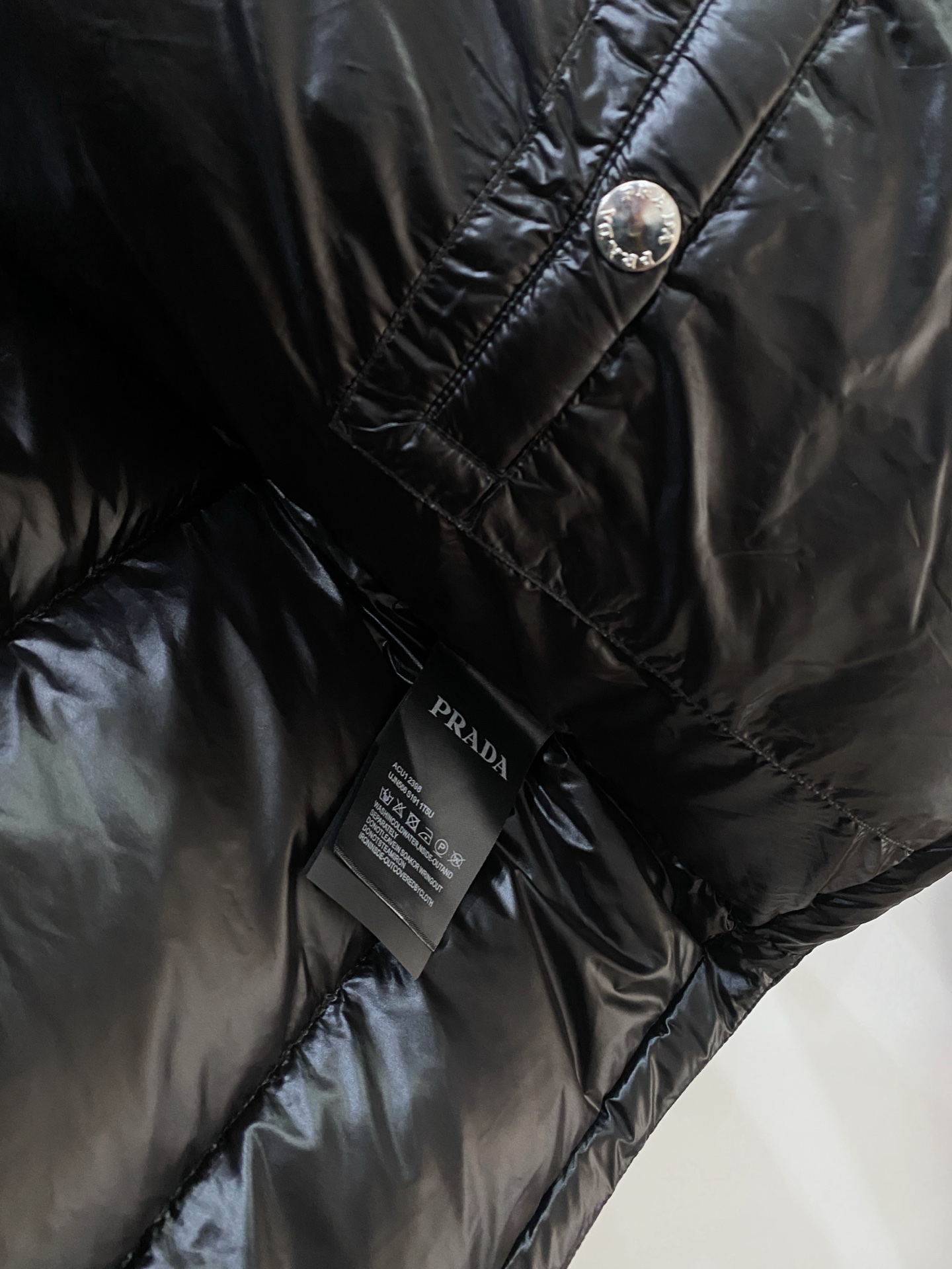 普拉达、2025最新款男士轻薄羽绒服、面料柔软舒适 ．上身版型超赞 ．拉链．辅料都是客供 、进口面料，轻