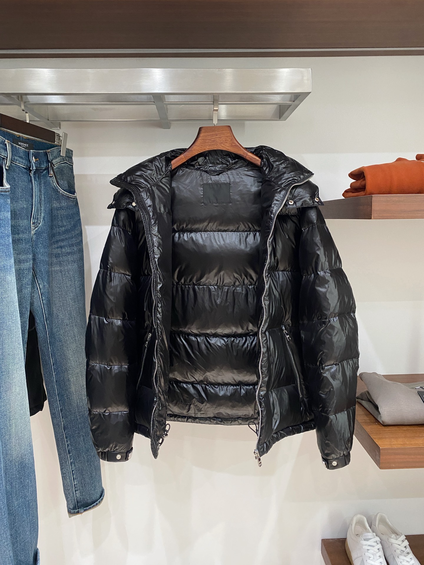 普拉达、2025最新款男士轻薄羽绒服、面料柔软舒适 ．上身版型超赞 ．拉链．辅料都是客供 、进口面料，轻