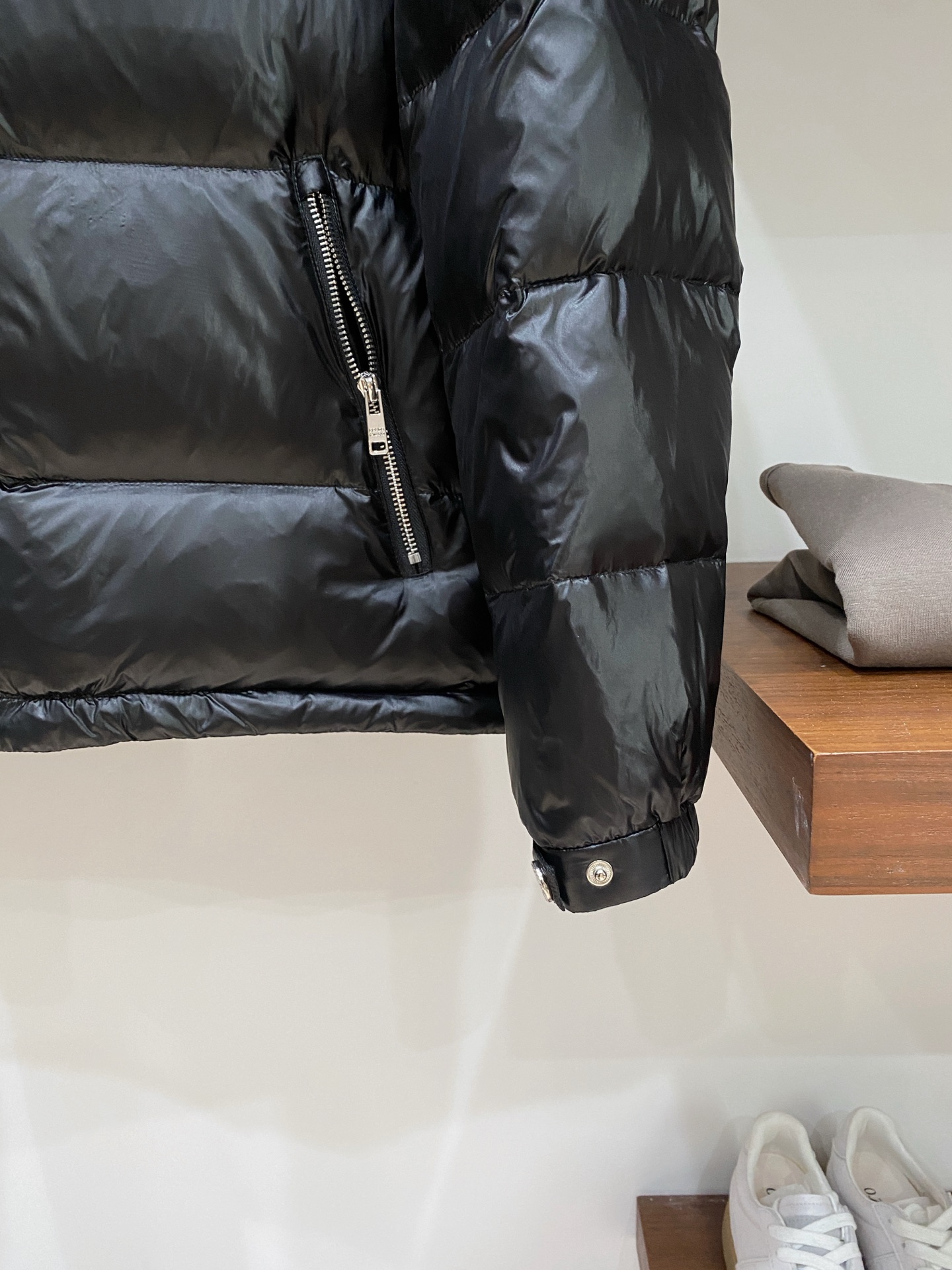 普拉达、2025最新款男士轻薄羽绒服、面料柔软舒适 ．上身版型超赞 ．拉链．辅料都是客供 、进口面料，轻