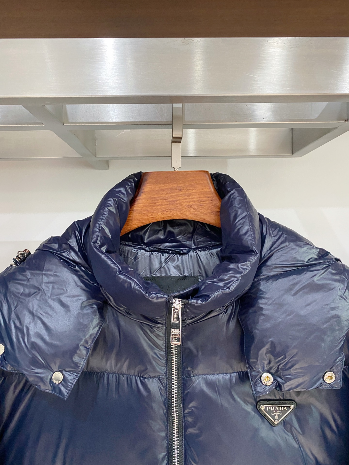 普拉达、2025最新款男士轻薄羽绒服、面料柔软舒适 ．上身版型超赞 ．拉链．辅料都是客供 、进口面料，轻