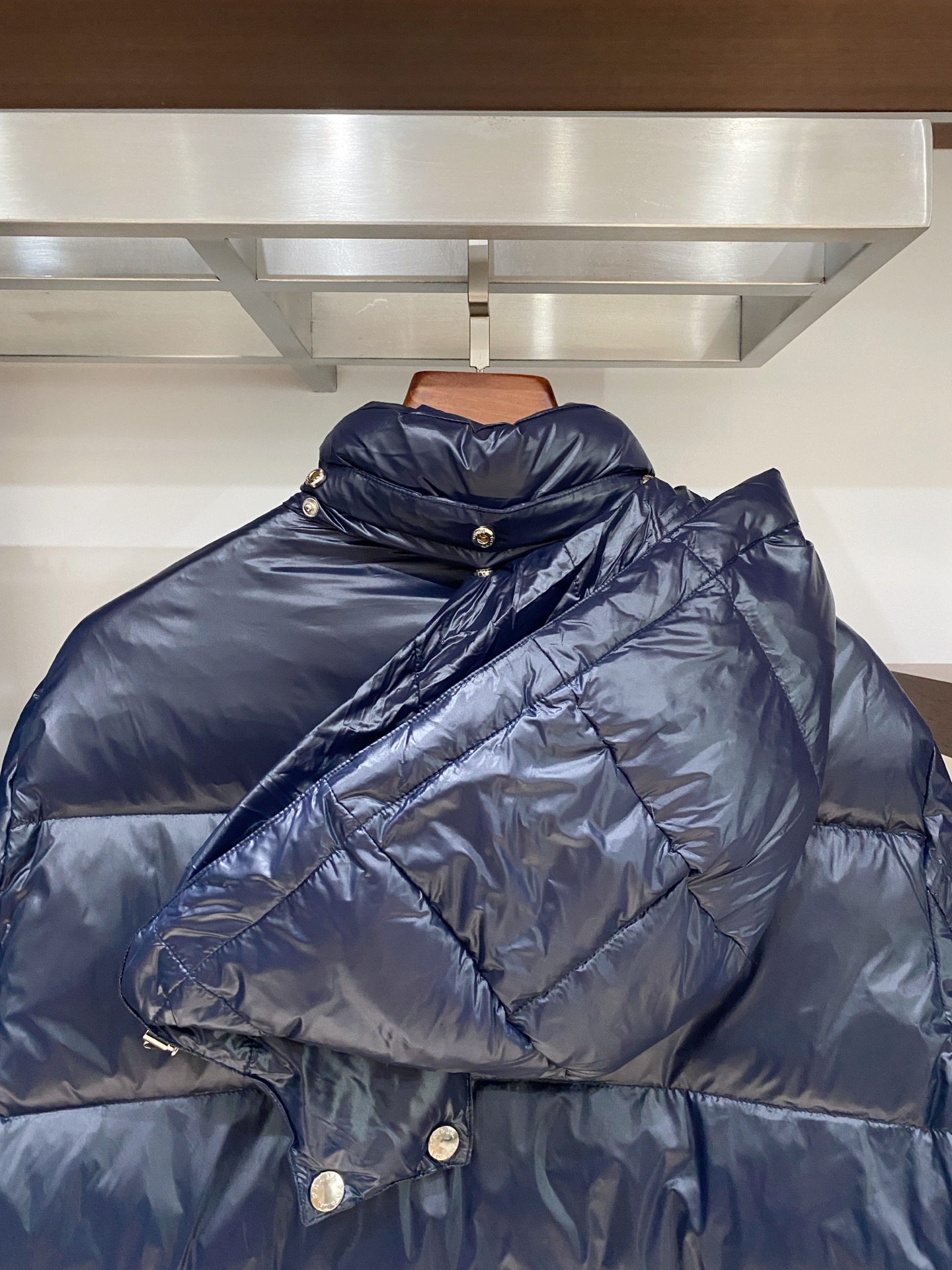 普拉达、2025最新款男士轻薄羽绒服、面料柔软舒适 ．上身版型超赞 ．拉链．辅料都是客供 、进口面料，轻