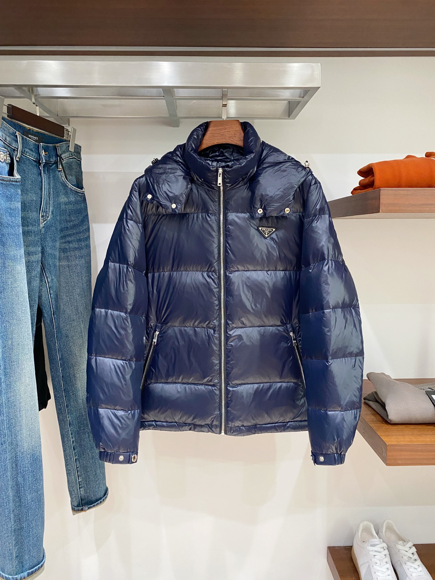 普拉达、2025最新款男士轻薄羽绒服、面料柔软舒适 ．上身版型超赞 ．拉链．辅料都是客供 、进口面料，轻