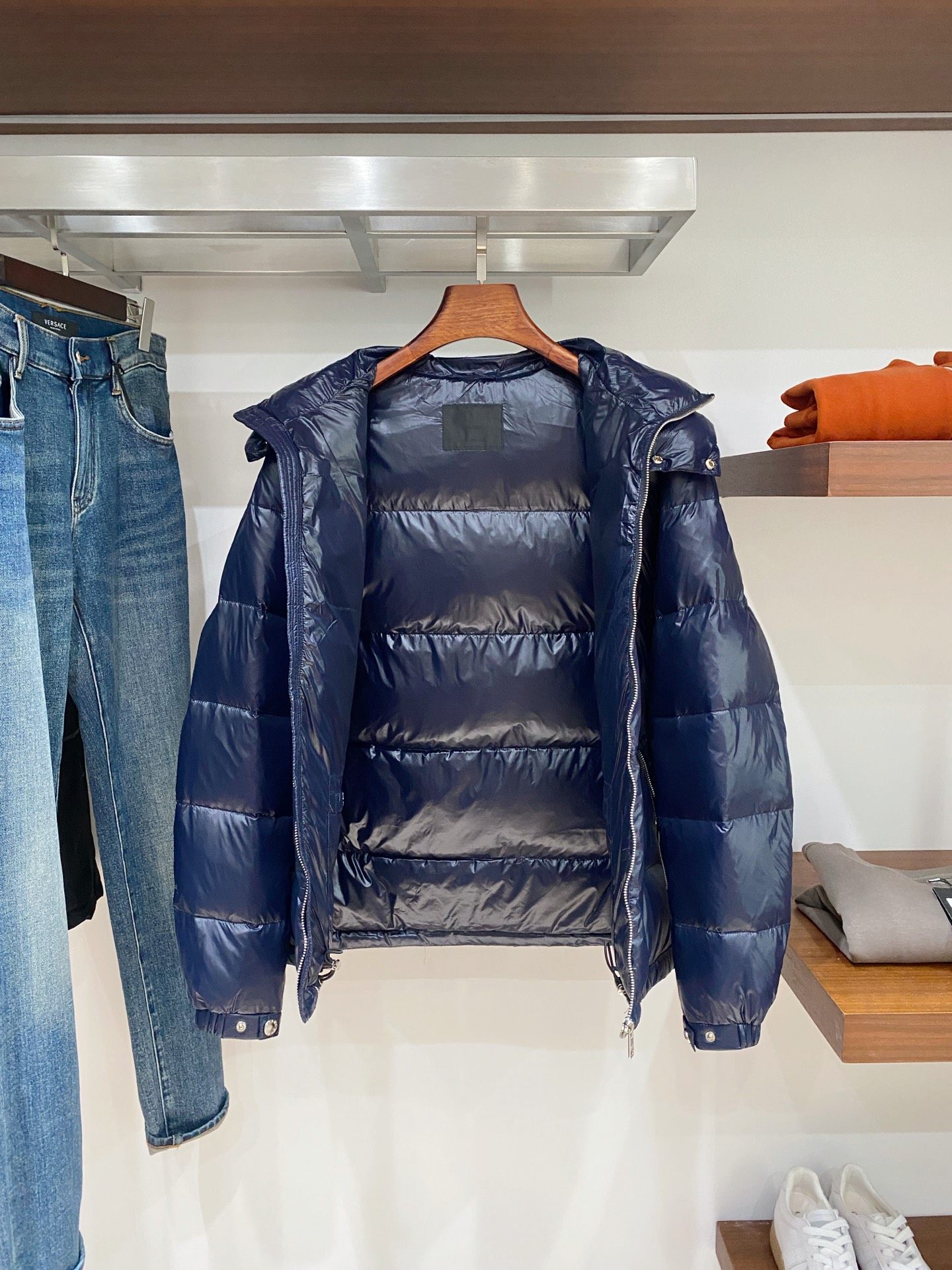 普拉达、2025最新款男士轻薄羽绒服、面料柔软舒适 ．上身版型超赞 ．拉链．辅料都是客供 、进口面料，轻