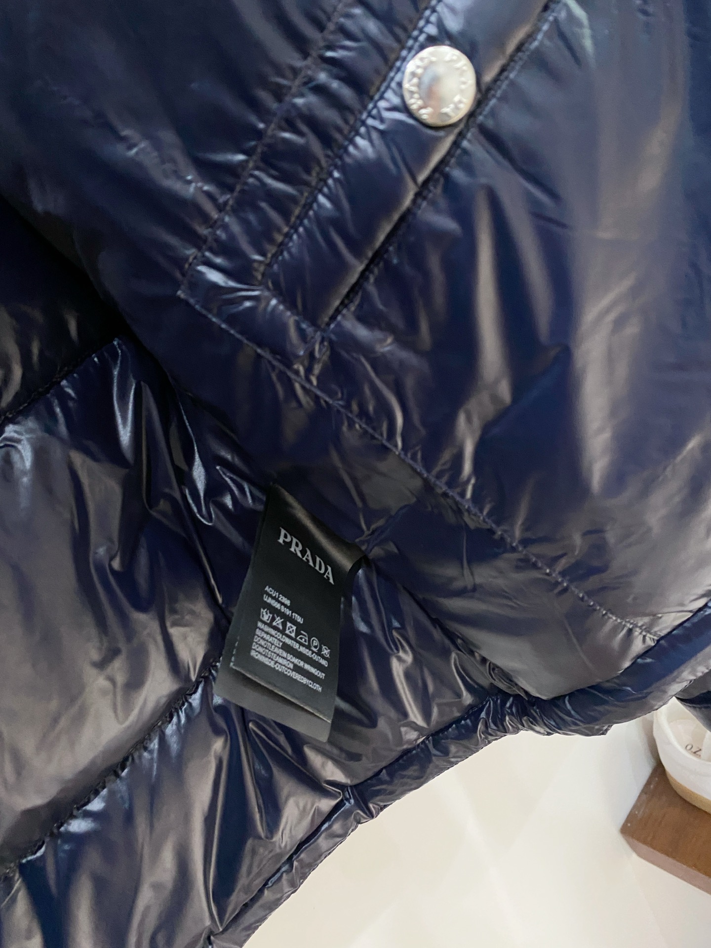 普拉达、2025最新款男士轻薄羽绒服、面料柔软舒适 ．上身版型超赞 ．拉链．辅料都是客供 、进口面料，轻