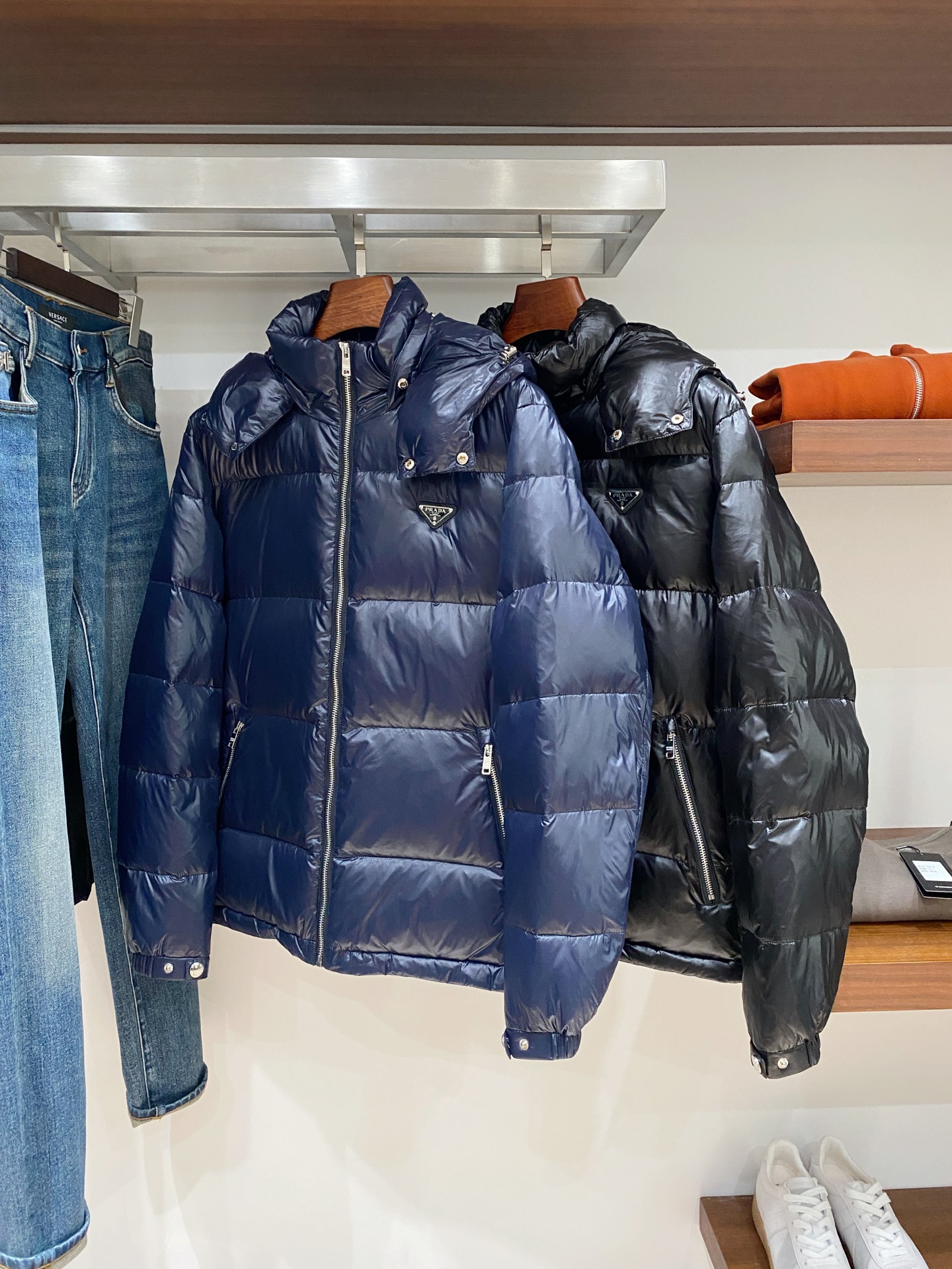 普拉达、2025最新款男士轻薄羽绒服、面料柔软舒适 ．上身版型超赞 ．拉链．辅料都是客供 、进口面料，轻