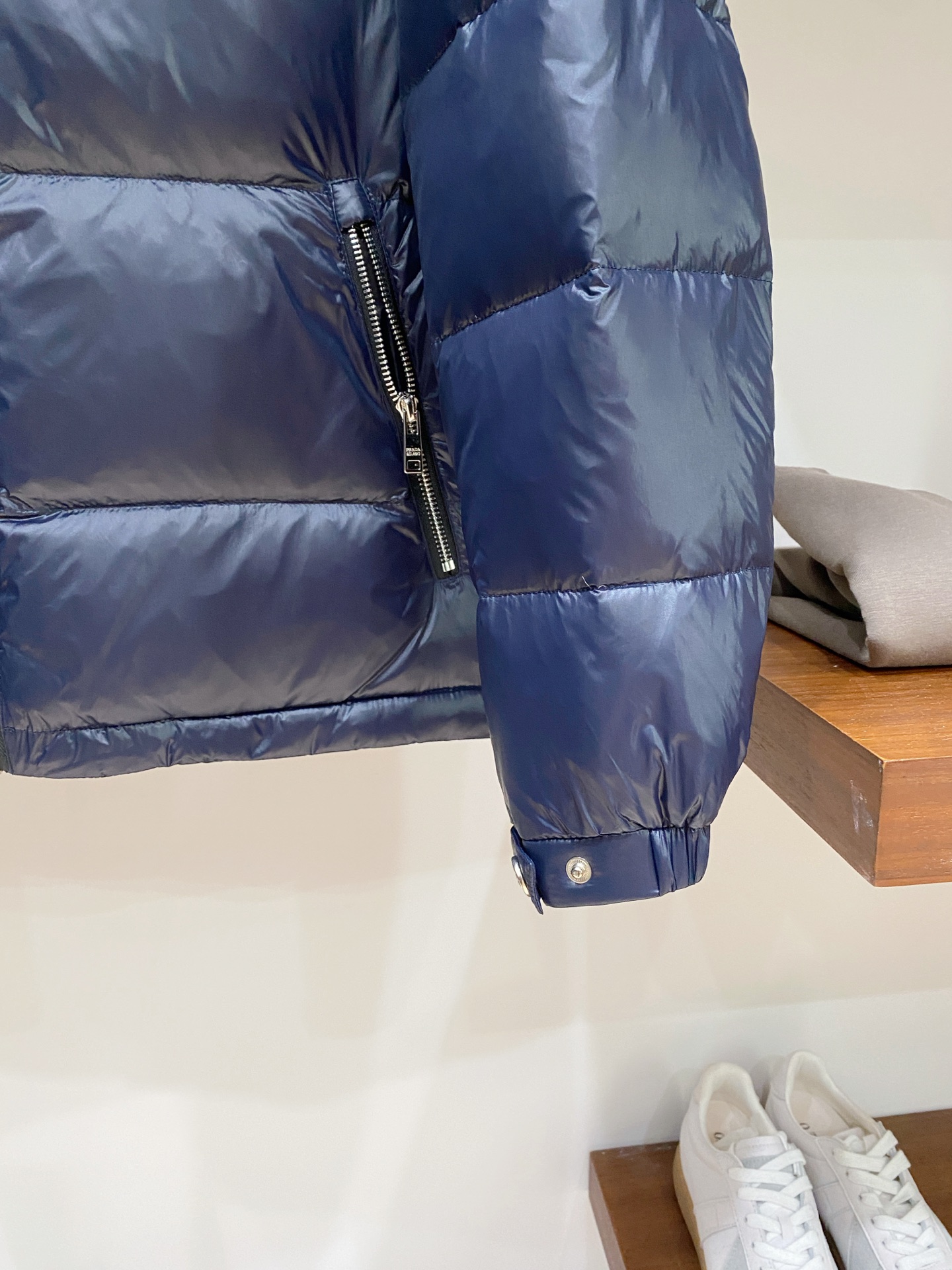 普拉达、2025最新款男士轻薄羽绒服、面料柔软舒适 ．上身版型超赞 ．拉链．辅料都是客供 、进口面料，轻