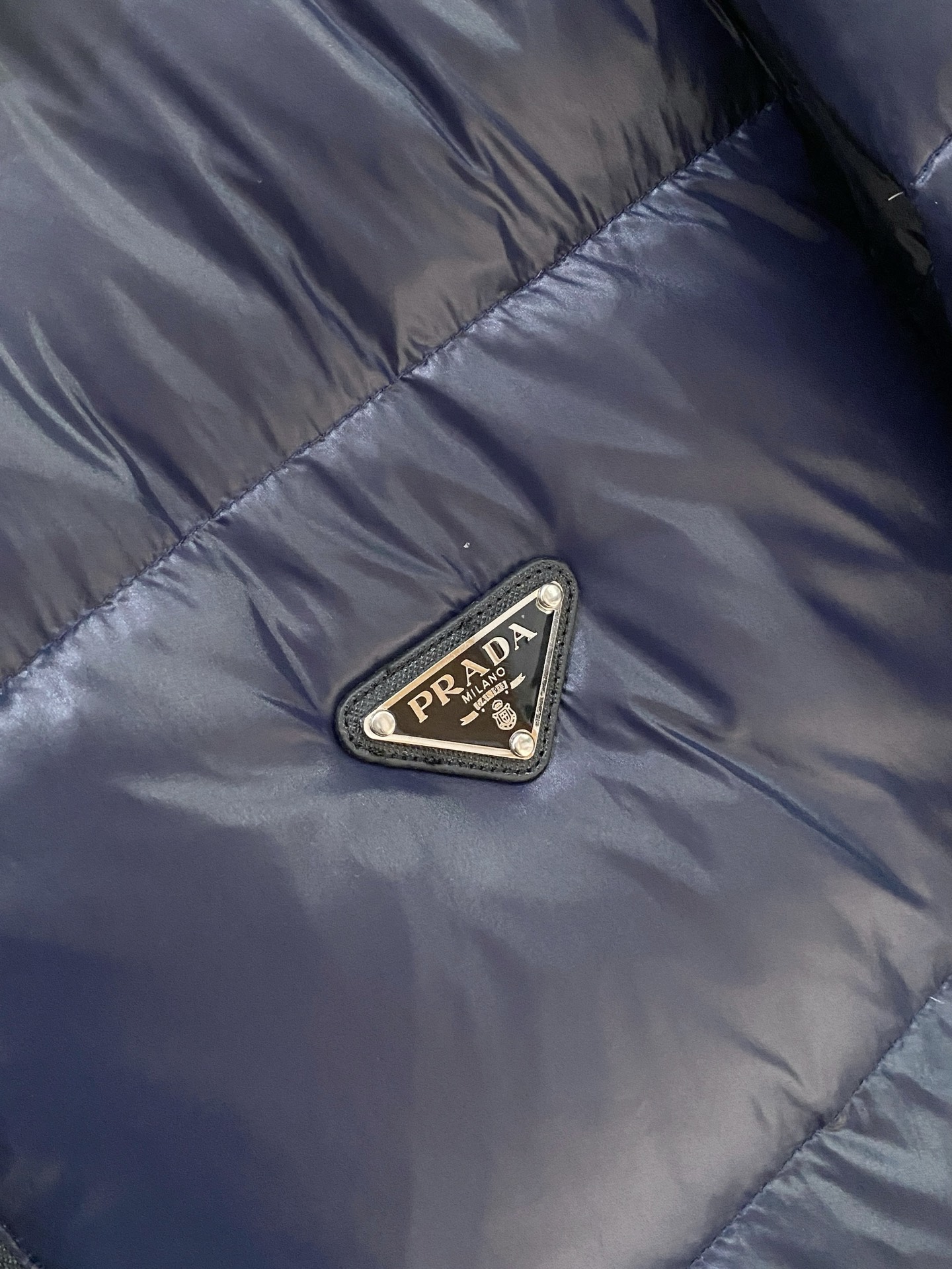 普拉达、2025最新款男士轻薄羽绒服、面料柔软舒适 ．上身版型超赞 ．拉链．辅料都是客供 、进口面料，轻