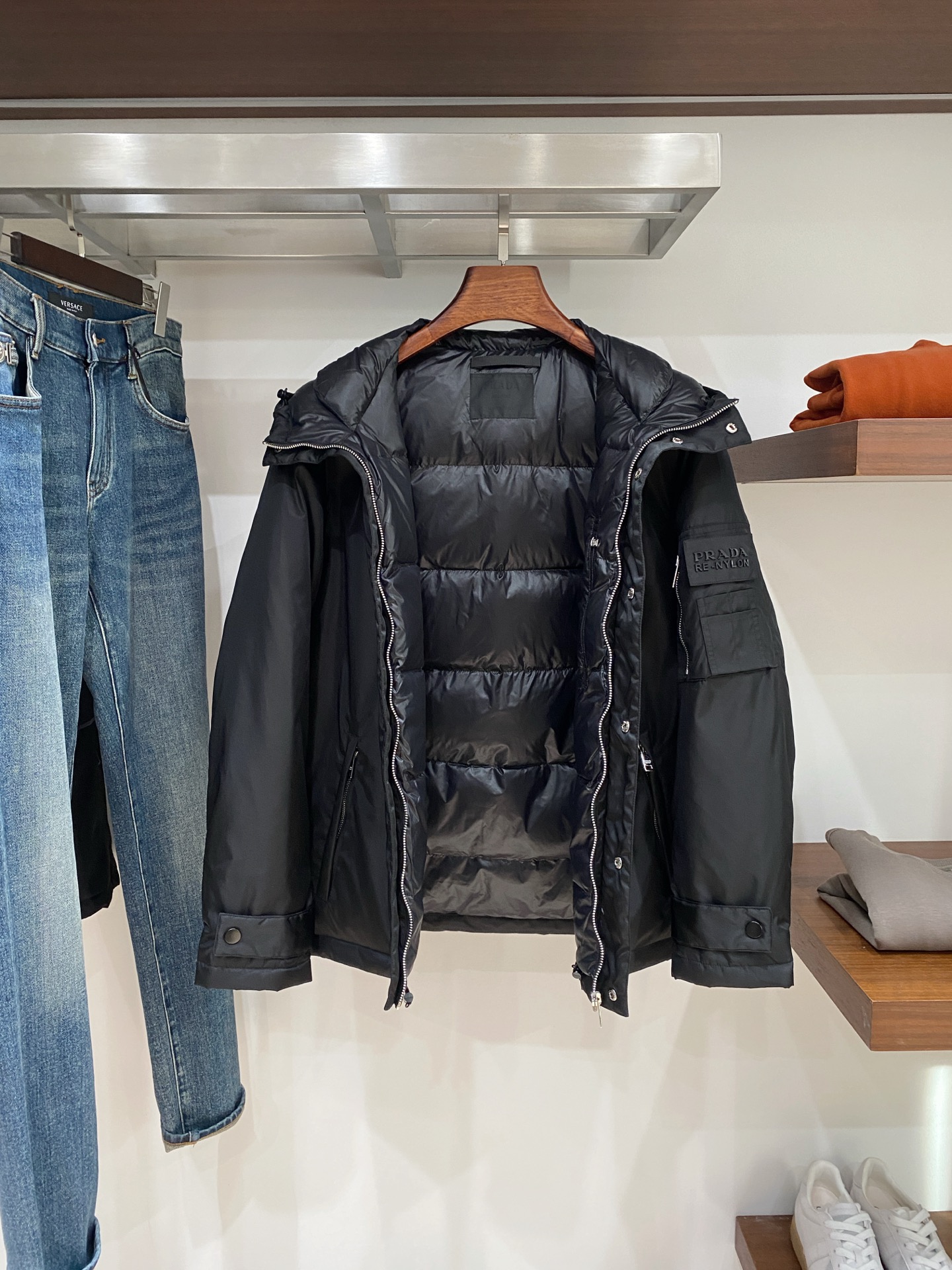 普拉达、2025最新款男士轻薄羽绒服、面料柔软舒适 ．上身版型超赞 ．拉链．辅料都是客供 、进口面料，轻