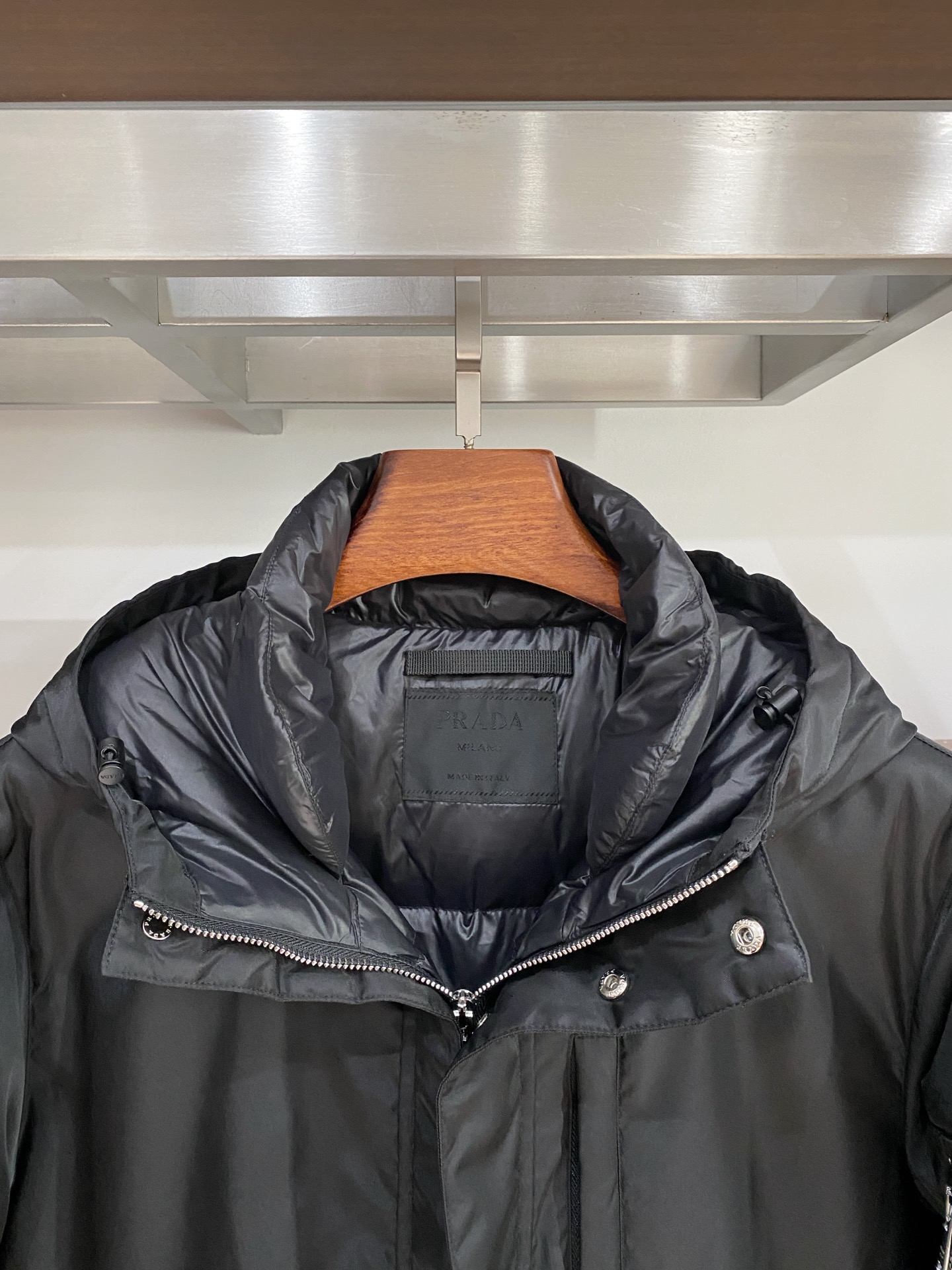 普拉达、2025最新款男士轻薄羽绒服、面料柔软舒适 ．上身版型超赞 ．拉链．辅料都是客供 、进口面料，轻