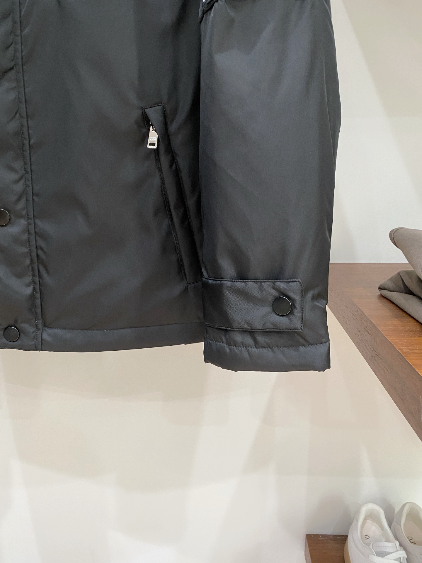 普拉达、2025最新款男士轻薄羽绒服、面料柔软舒适 ．上身版型超赞 ．拉链．辅料都是客供 、进口面料，轻